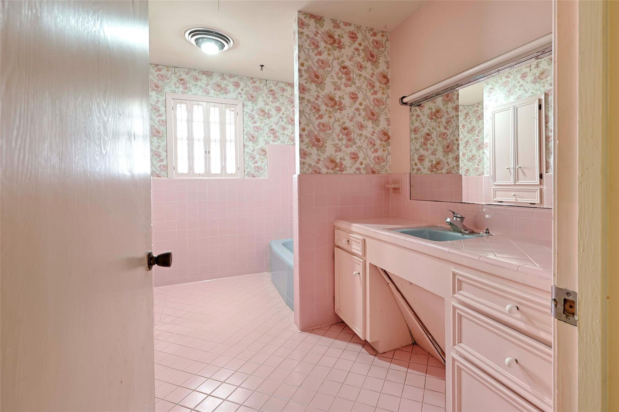 302 Baumgarten St, Schulenburg, TX 78956