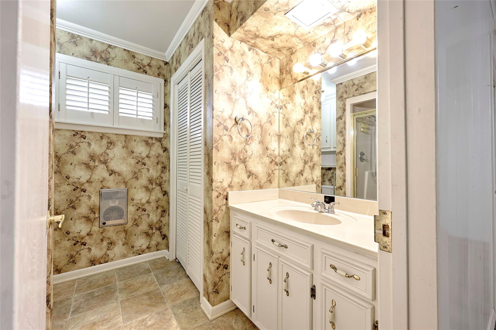 302 Baumgarten St, Schulenburg, TX 78956