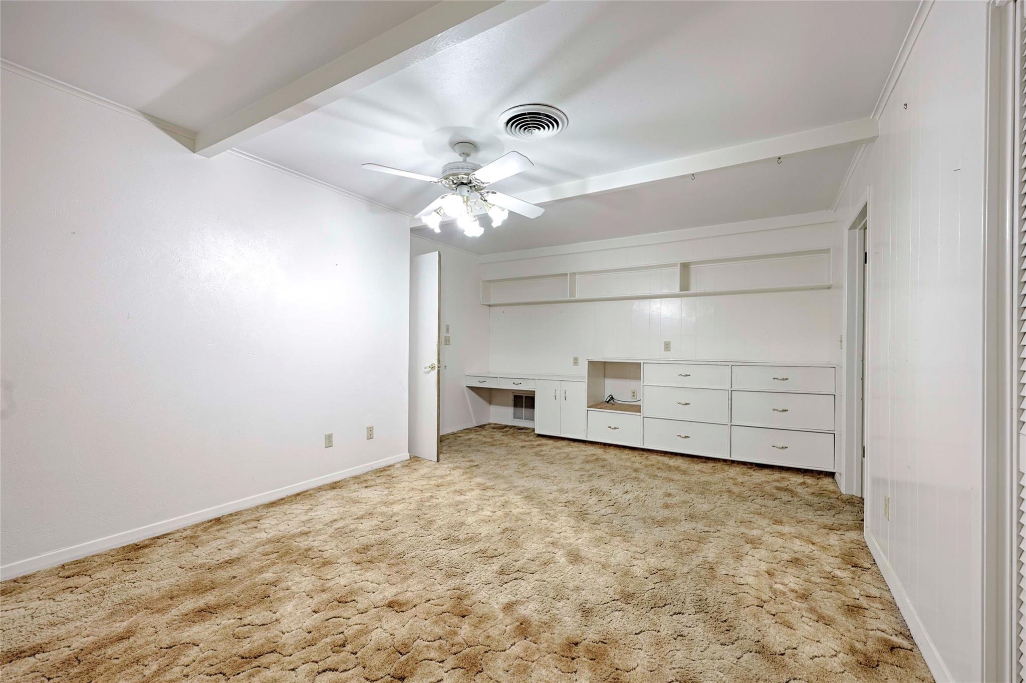 302 Baumgarten St, Schulenburg, TX 78956