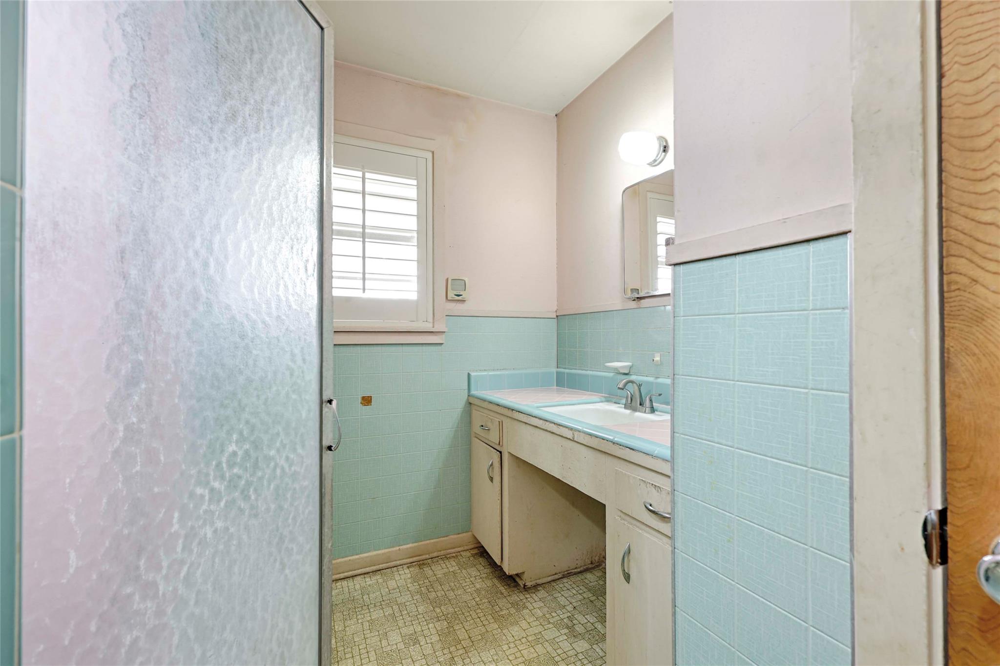 302 Baumgarten St, Schulenburg, TX 78956