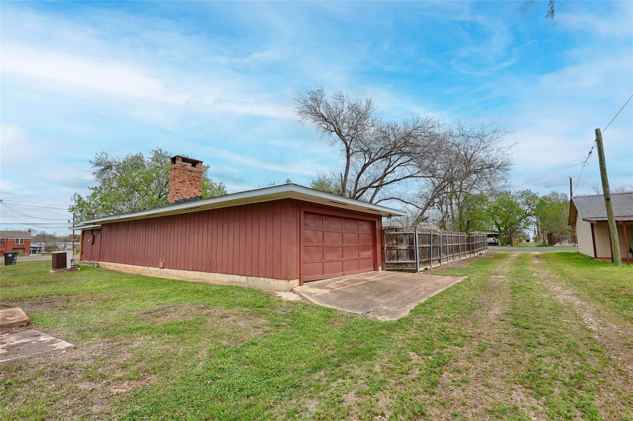 302 Baumgarten St, Schulenburg, TX 78956