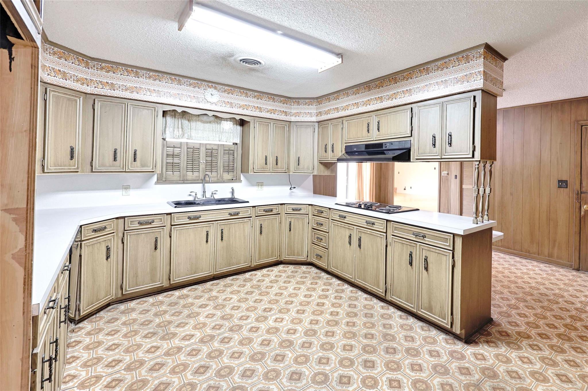 302 Baumgarten St, Schulenburg, TX 78956