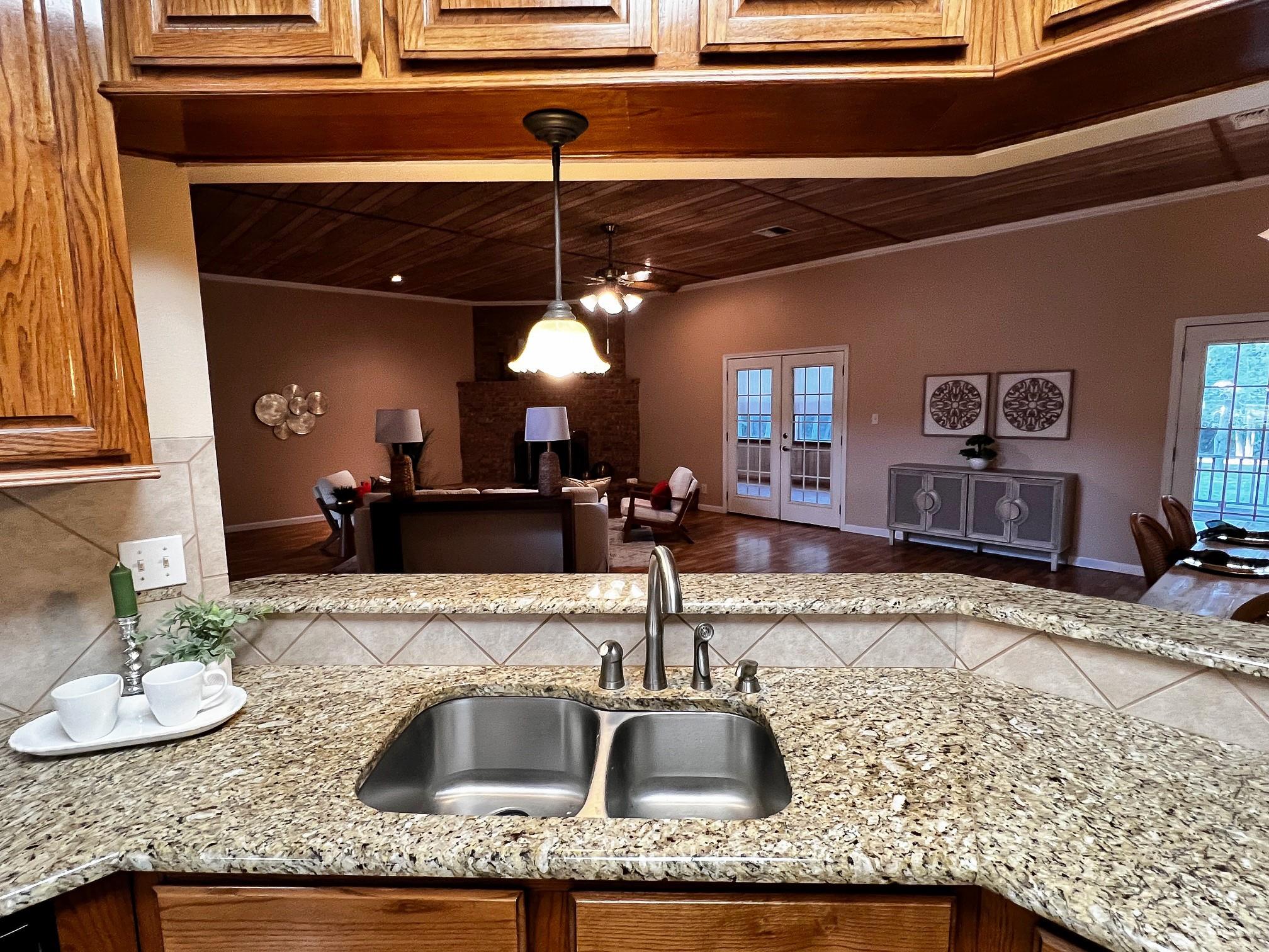 730 Panorama Rd, La Grange, TX 78945