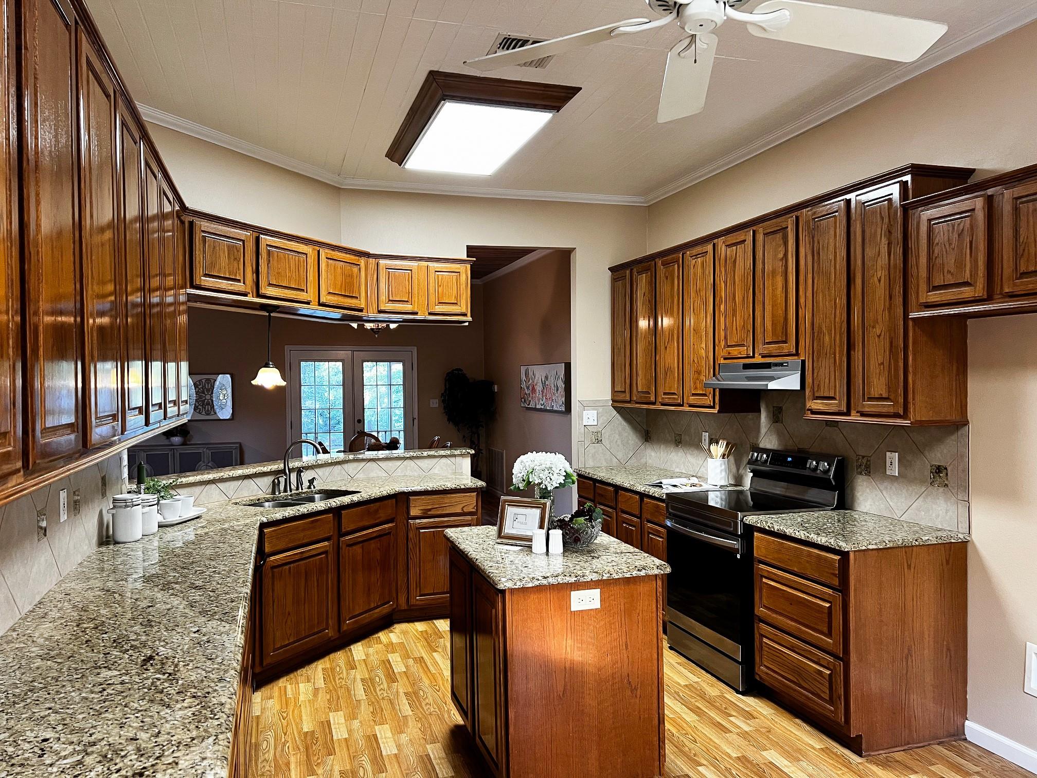 730 Panorama Rd, La Grange, TX 78945