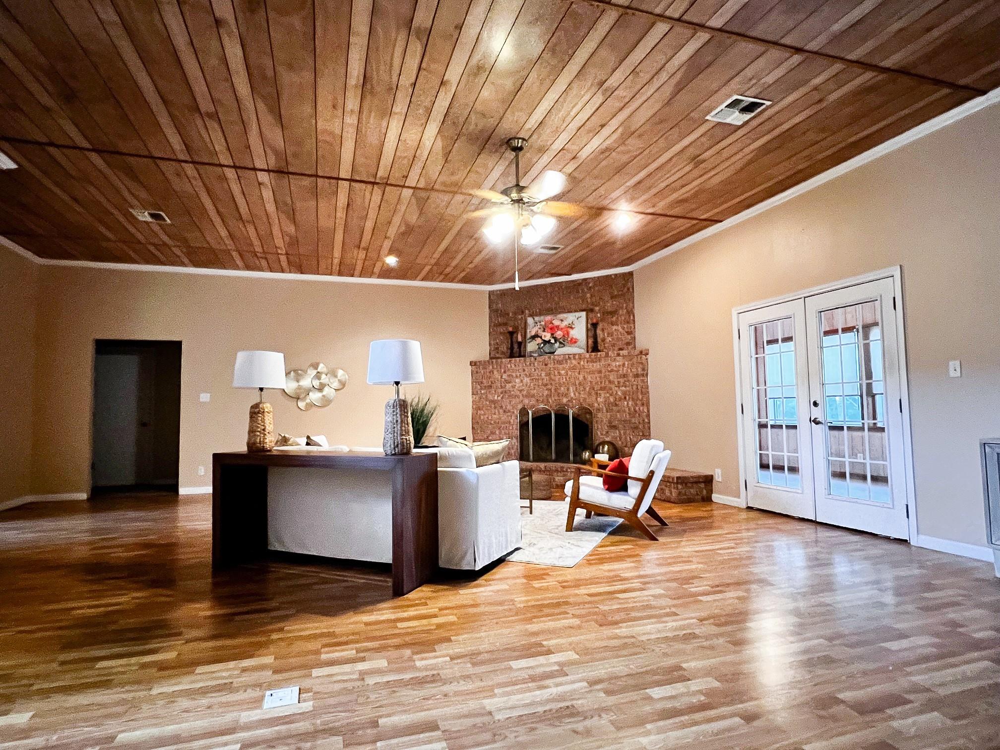 730 Panorama Rd, La Grange, TX 78945