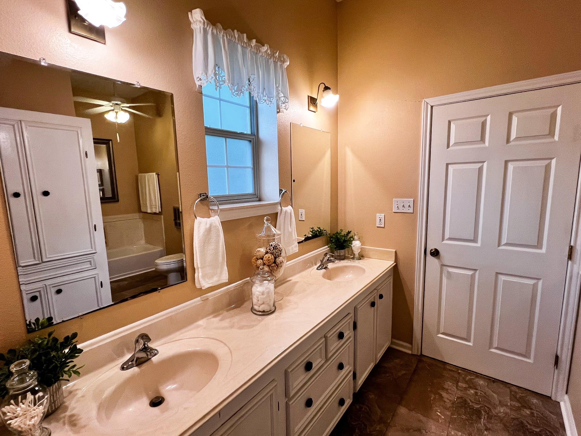 730 Panorama Rd, La Grange, TX 78945