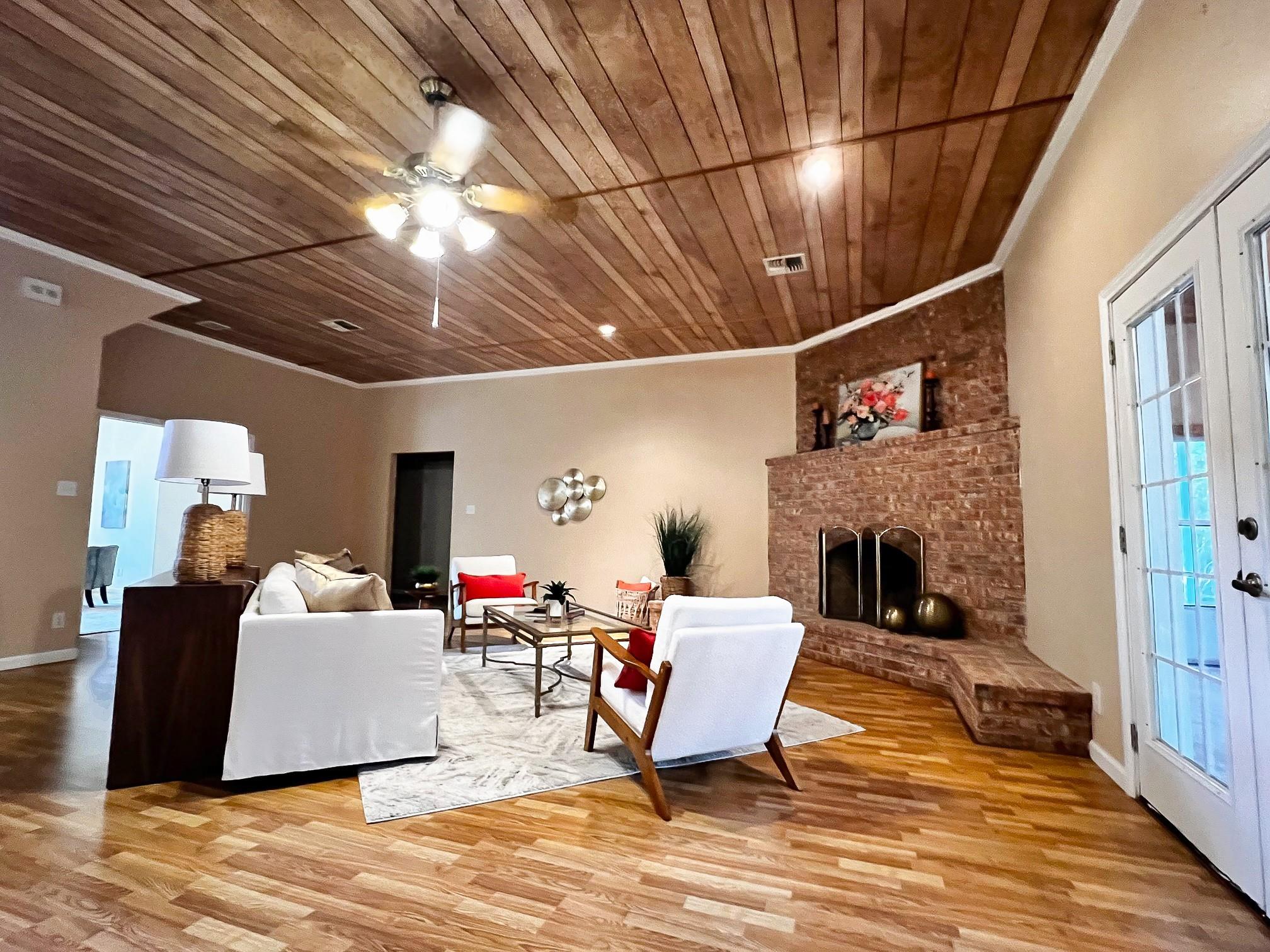 730 Panorama Rd, La Grange, TX 78945