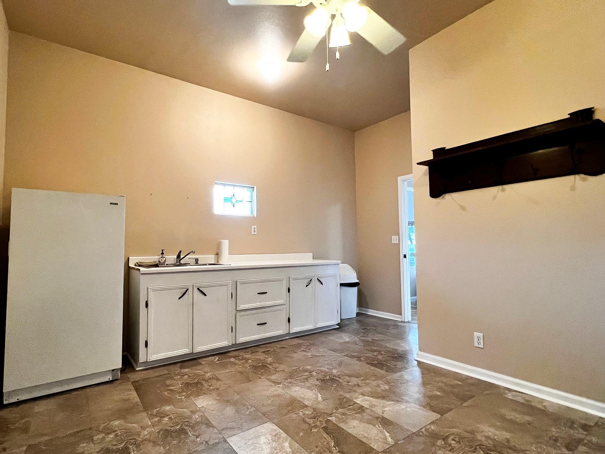 730 Panorama Rd, La Grange, TX 78945