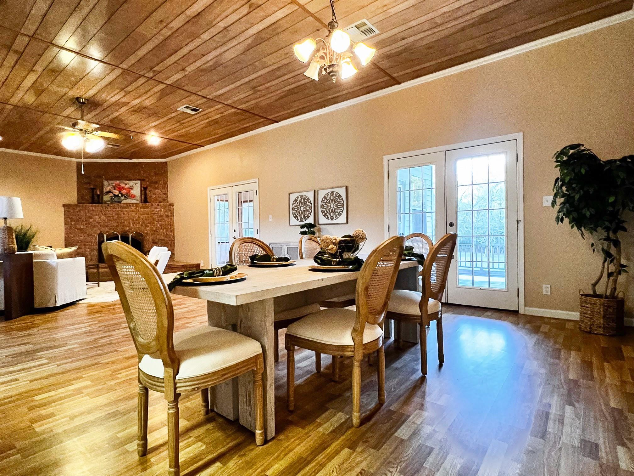 730 Panorama Rd, La Grange, TX 78945