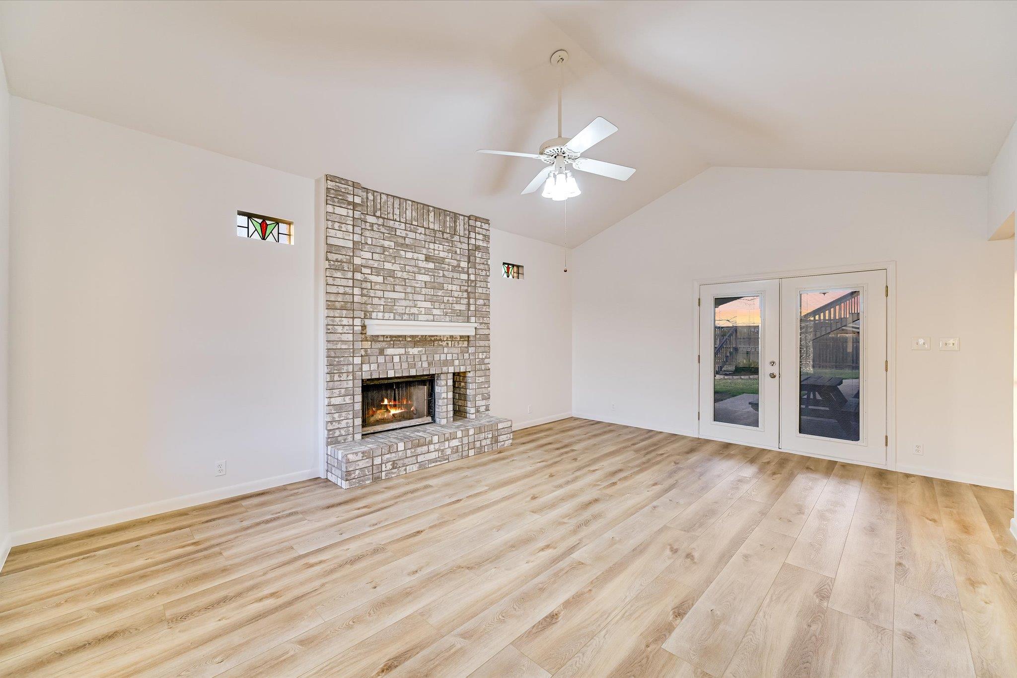 122 Forest Lake Dr, Del Valle, TX 78617