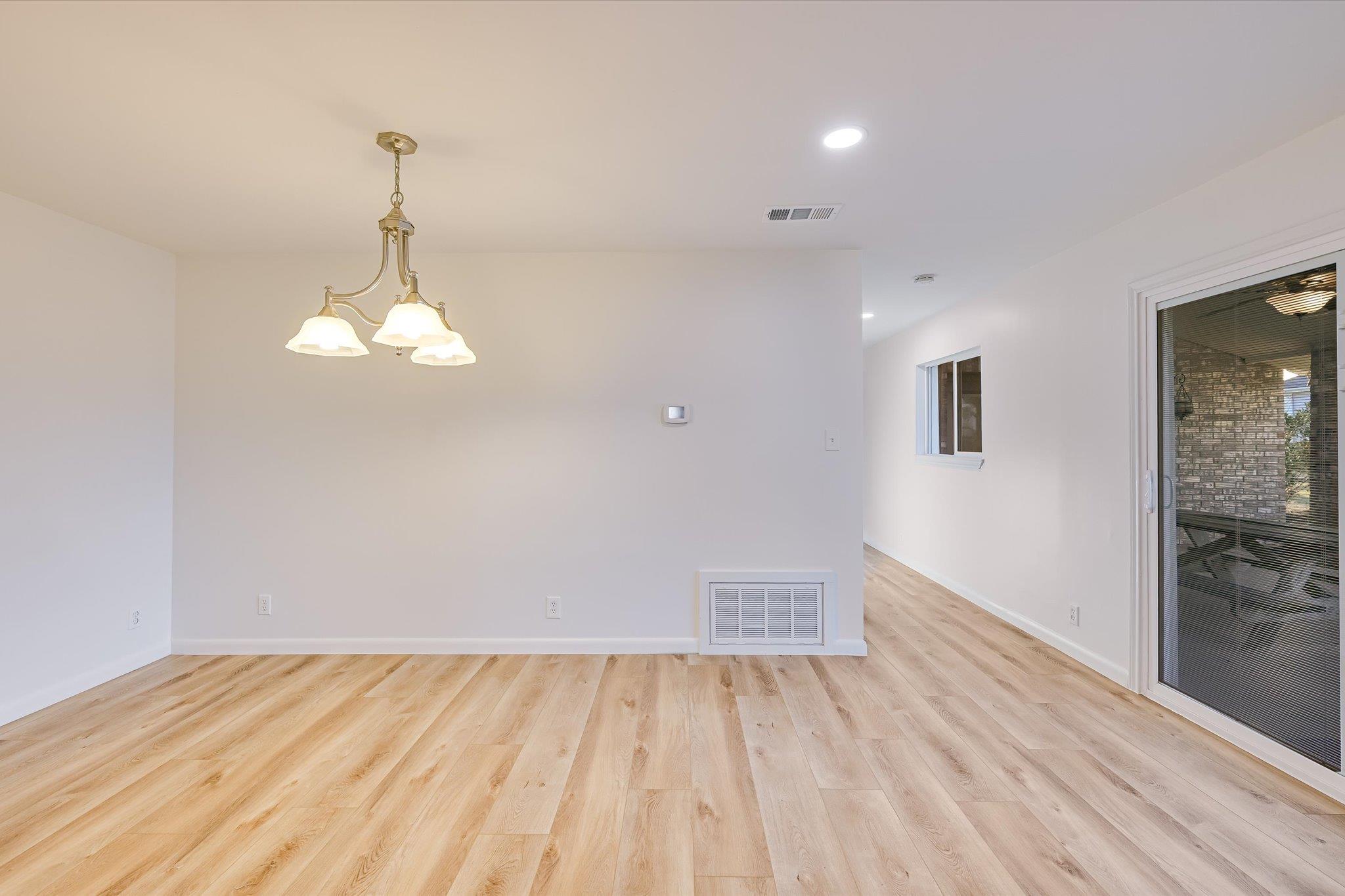 122 Forest Lake Dr, Del Valle, TX 78617