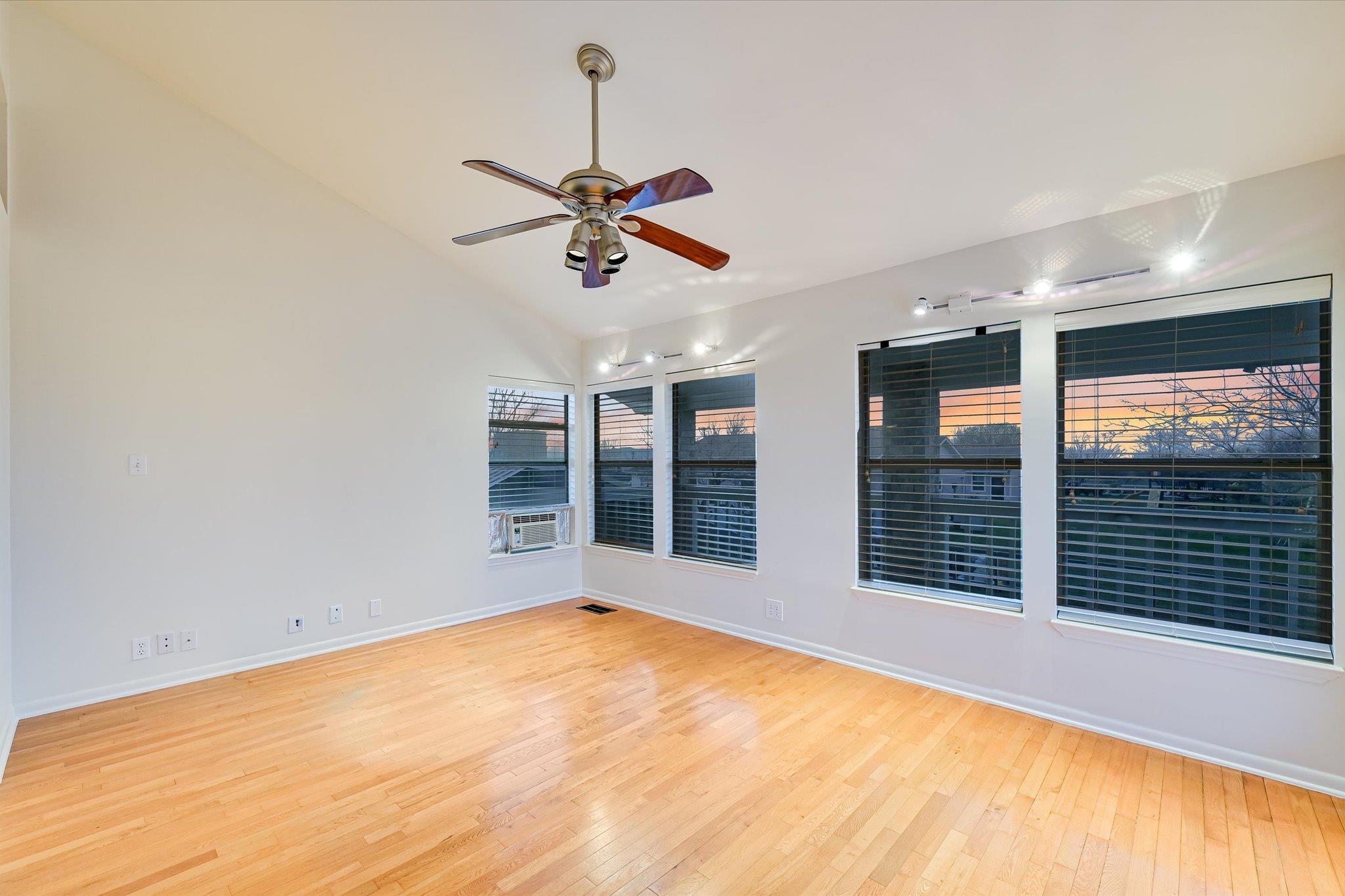 122 Forest Lake Dr, Del Valle, TX 78617