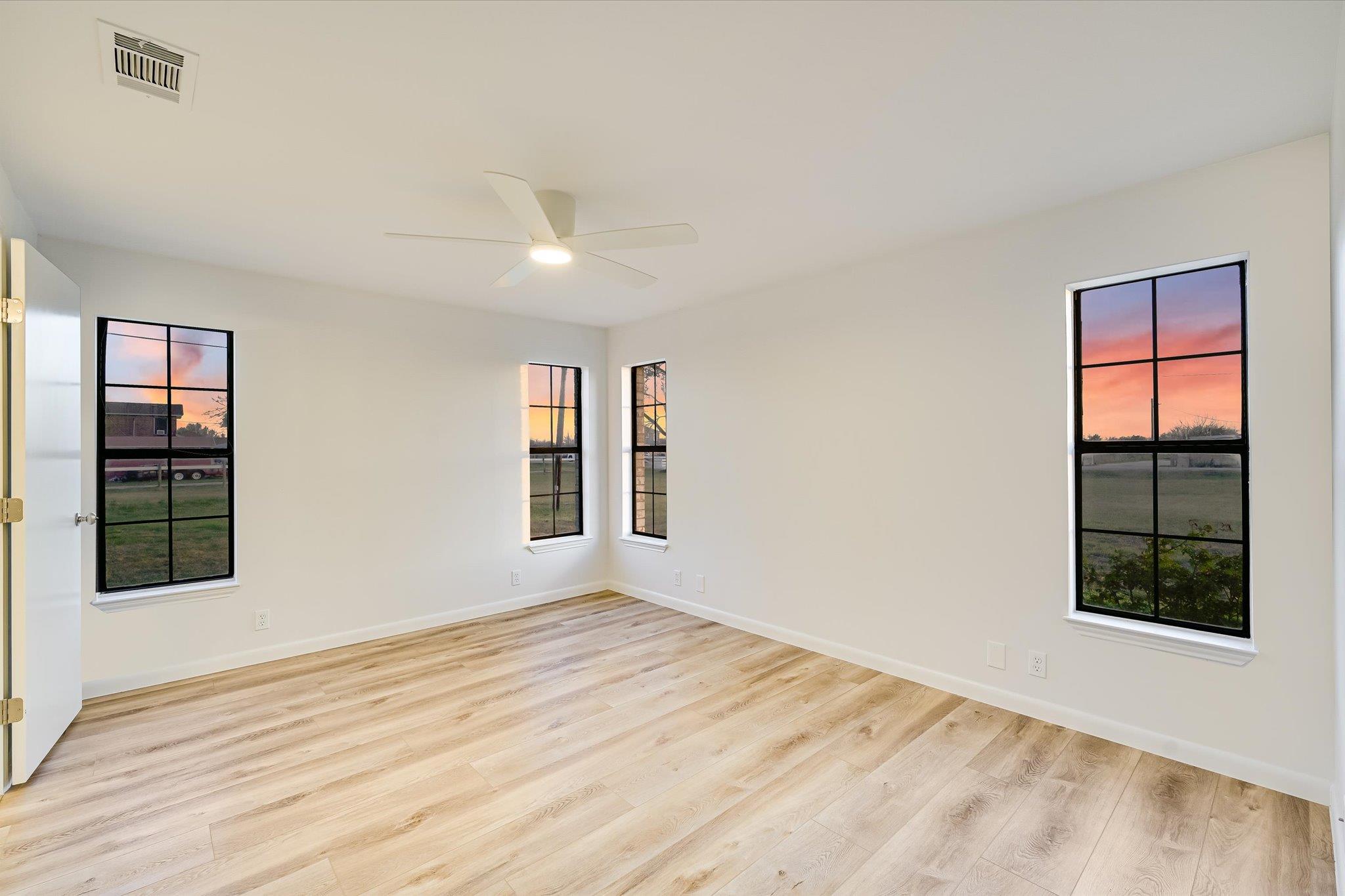 122 Forest Lake Dr, Del Valle, TX 78617