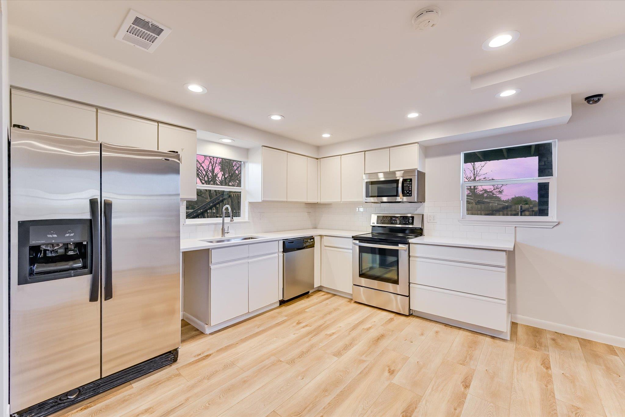 122 Forest Lake Dr, Del Valle, TX 78617