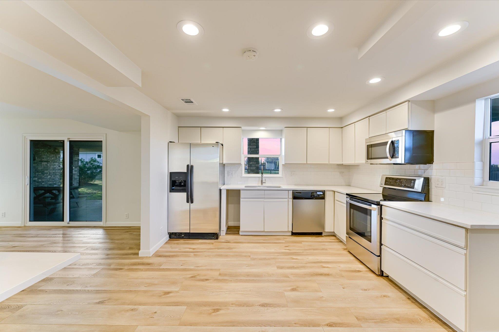 122 Forest Lake Dr, Del Valle, TX 78617