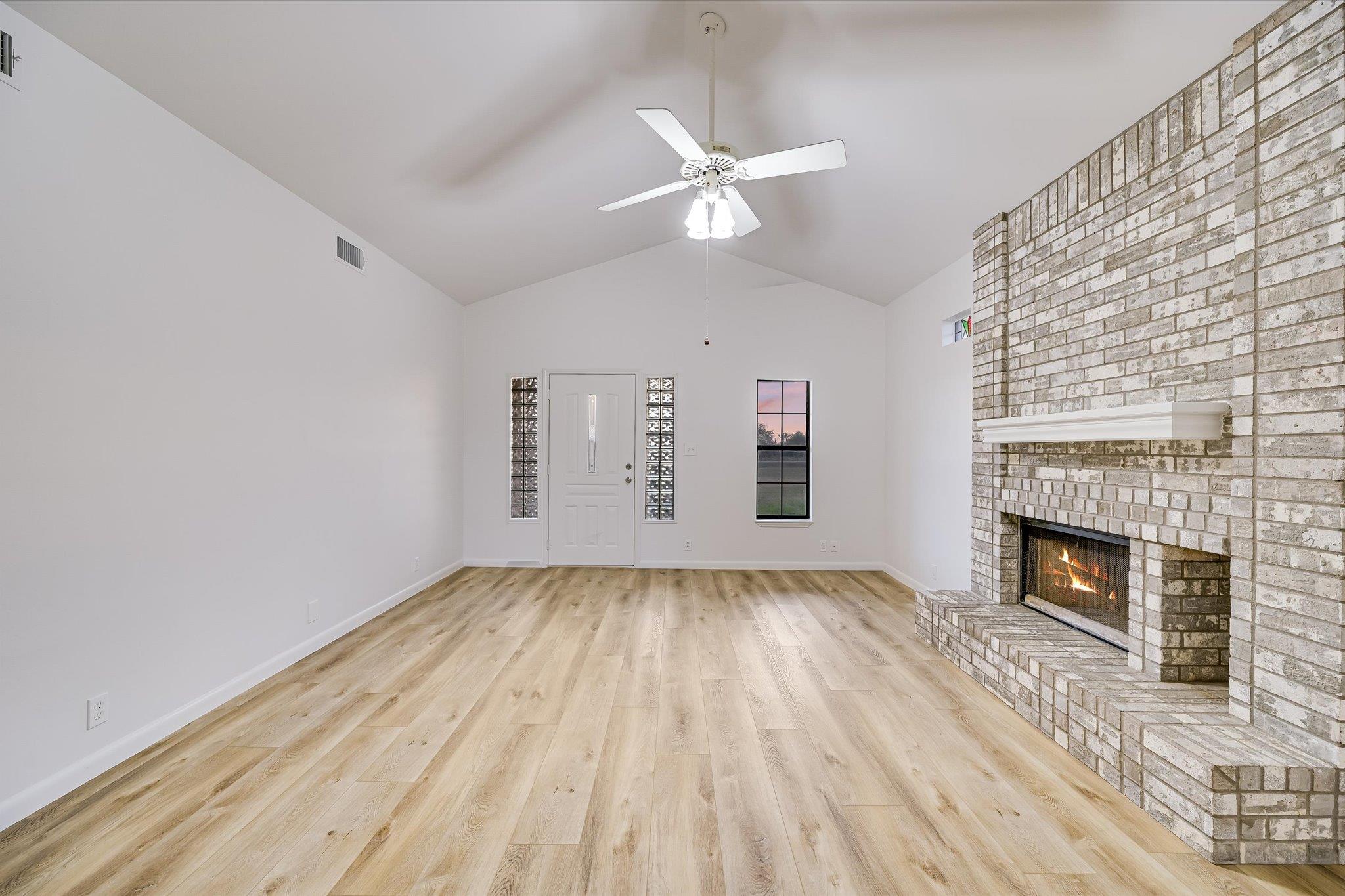 122 Forest Lake Dr, Del Valle, TX 78617