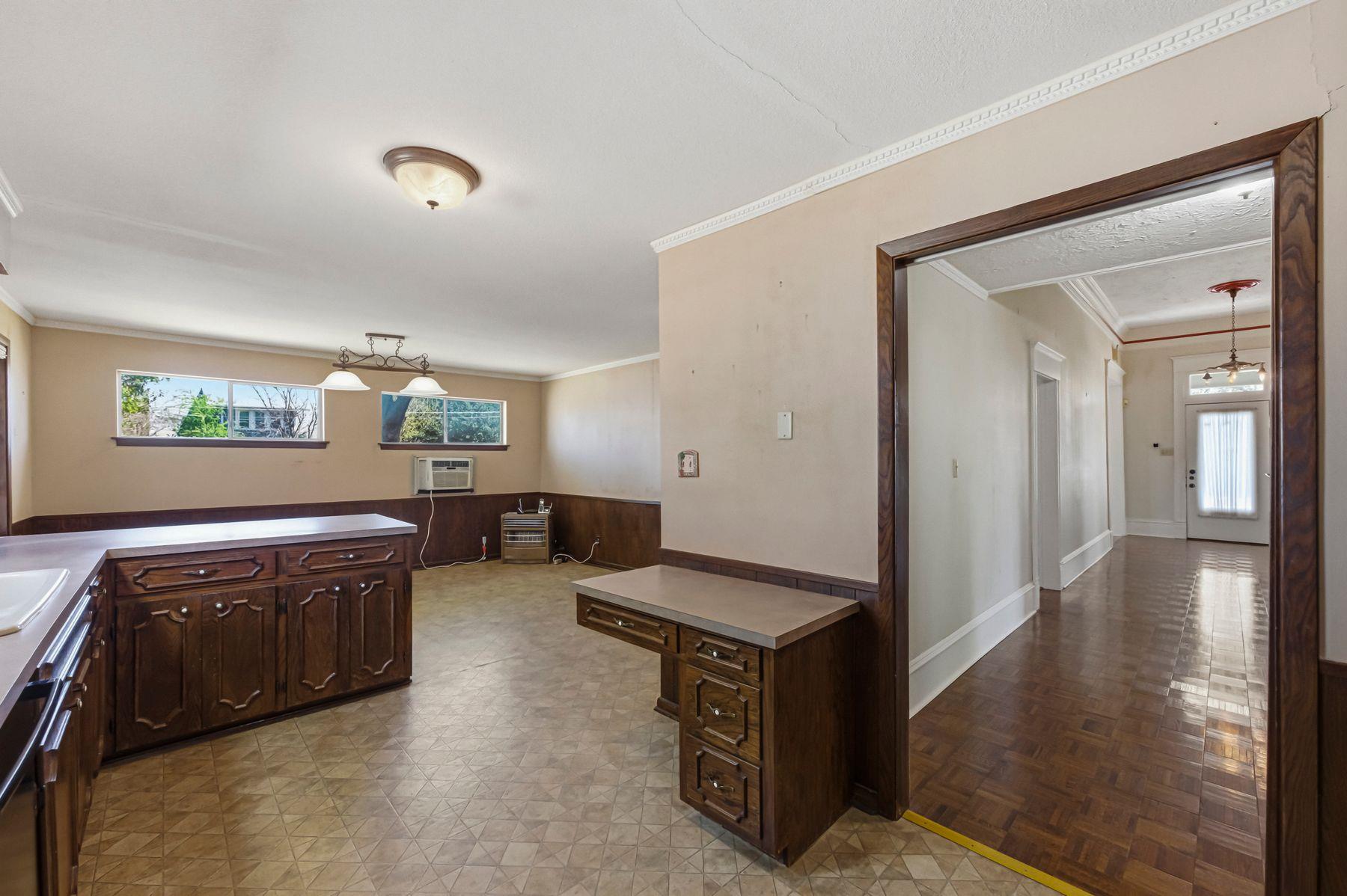 100 W 11th St, Elgin, TX 78621