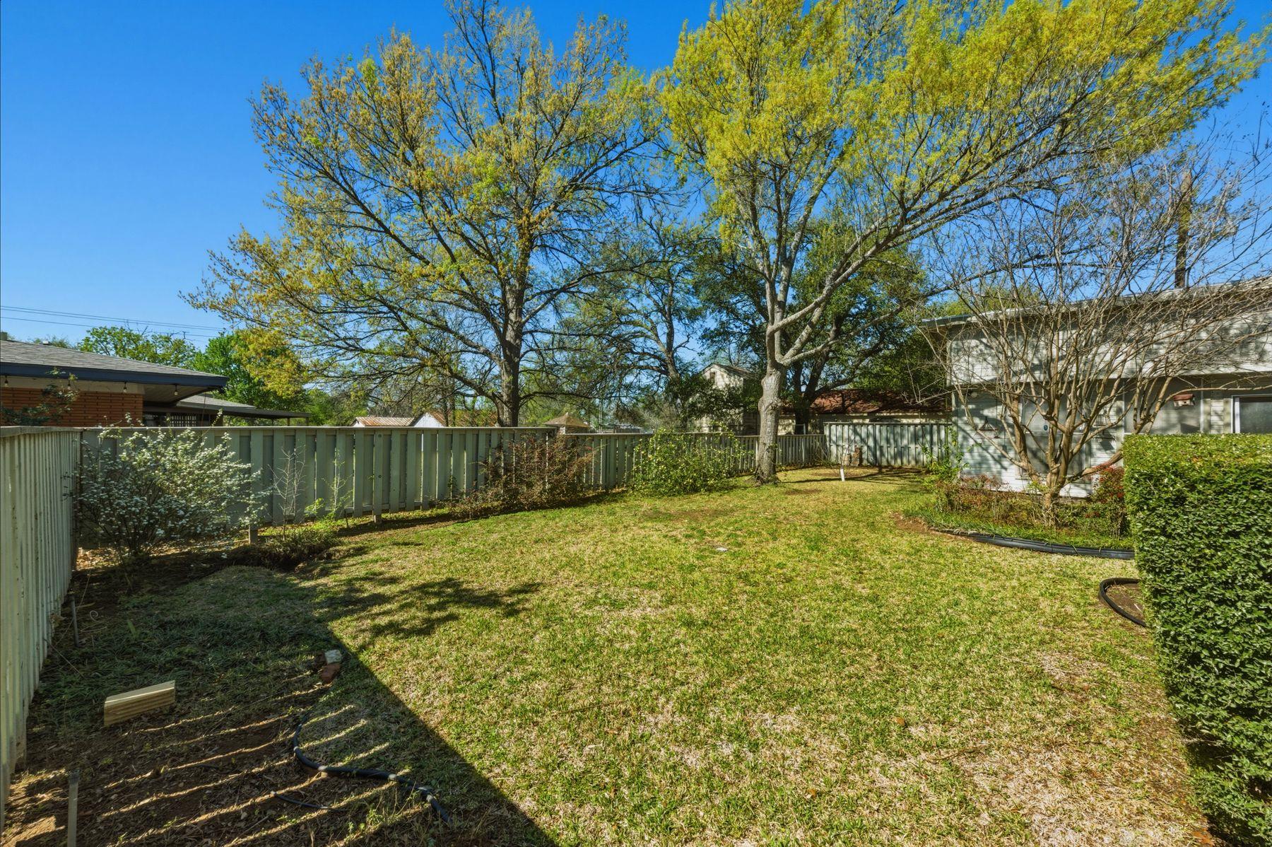 100 W 11th St, Elgin, TX 78621