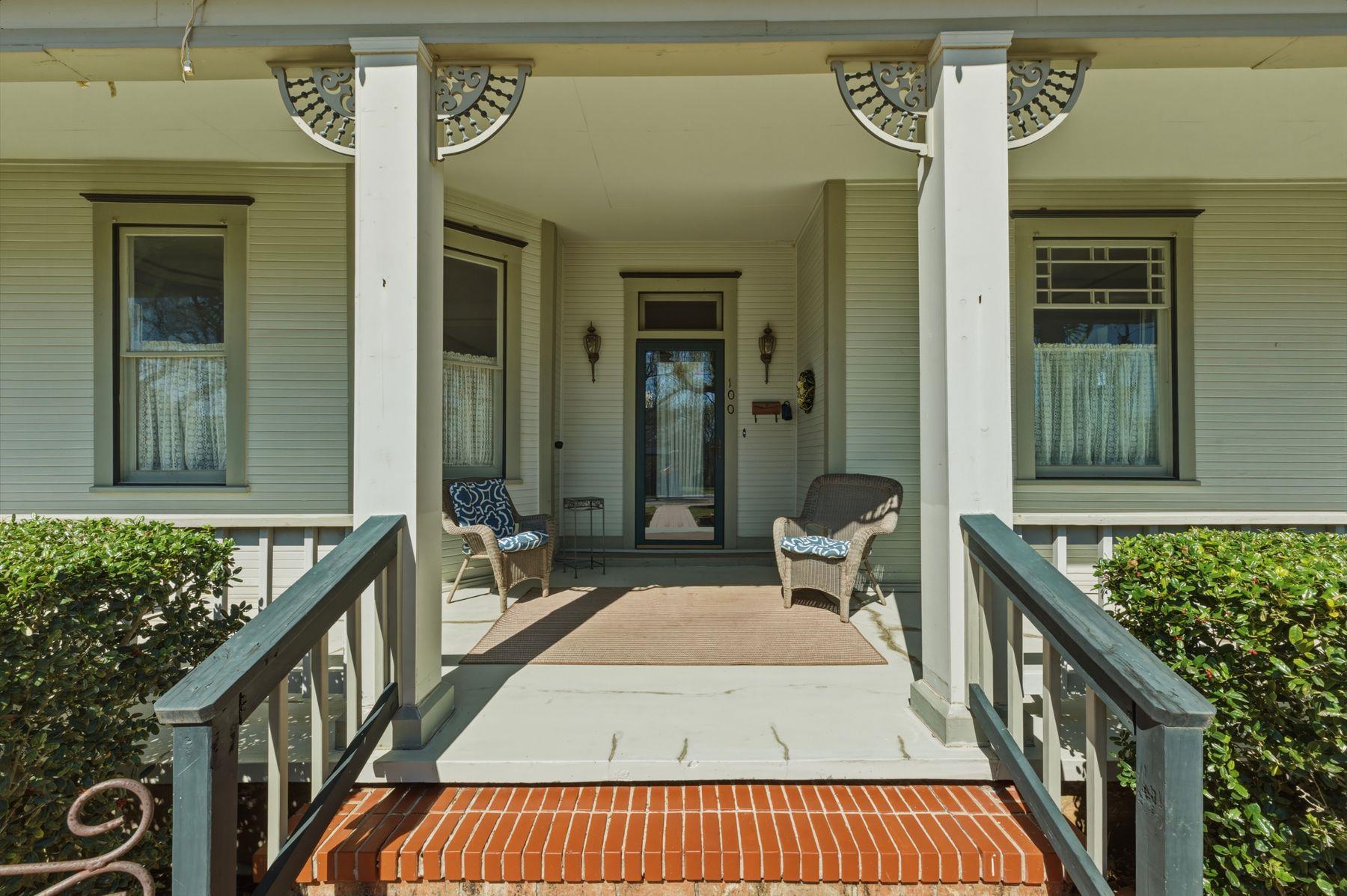 100 W 11th St, Elgin, TX 78621