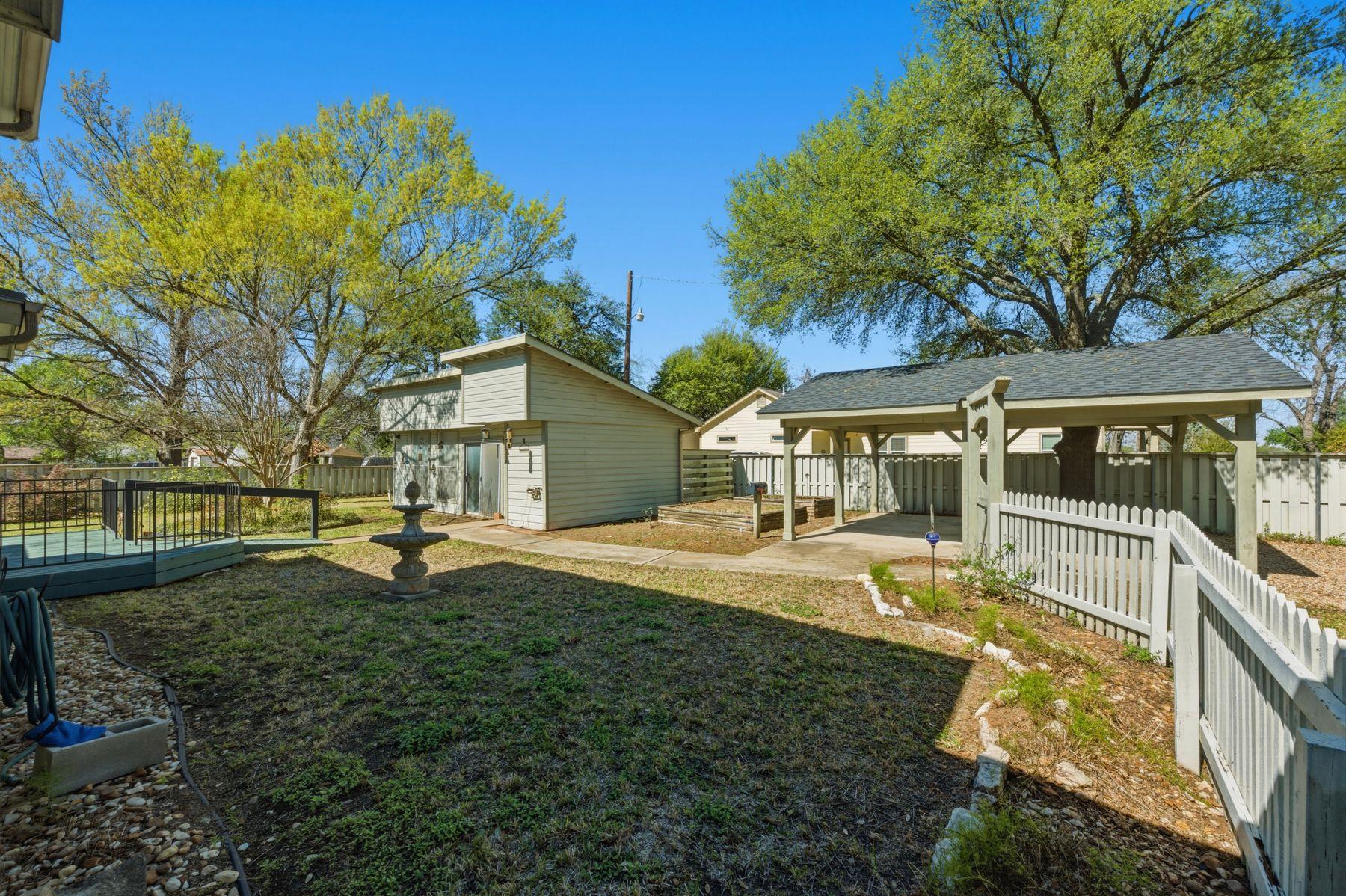 100 W 11th St, Elgin, TX 78621
