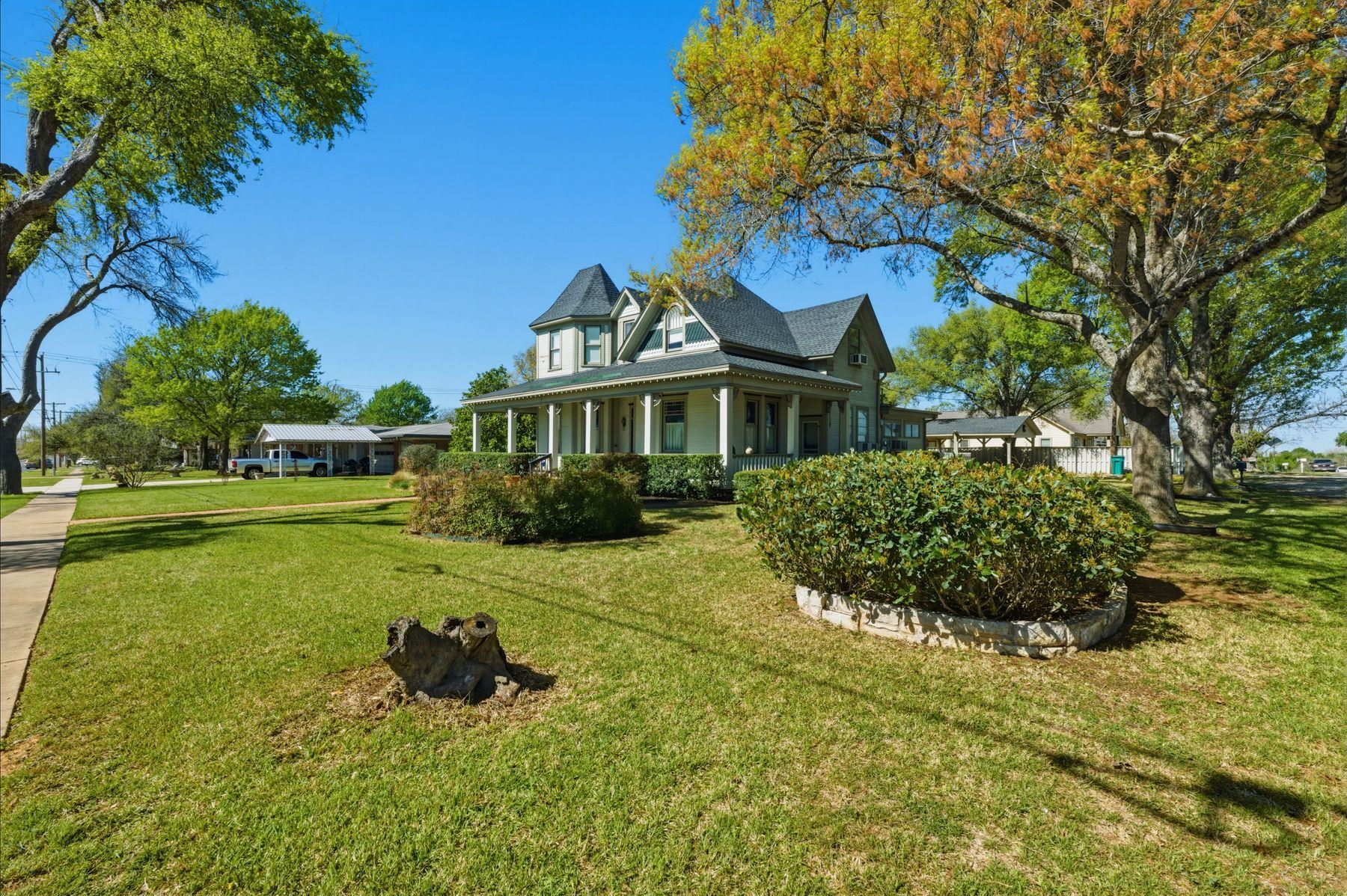 100 W 11th St, Elgin, TX 78621