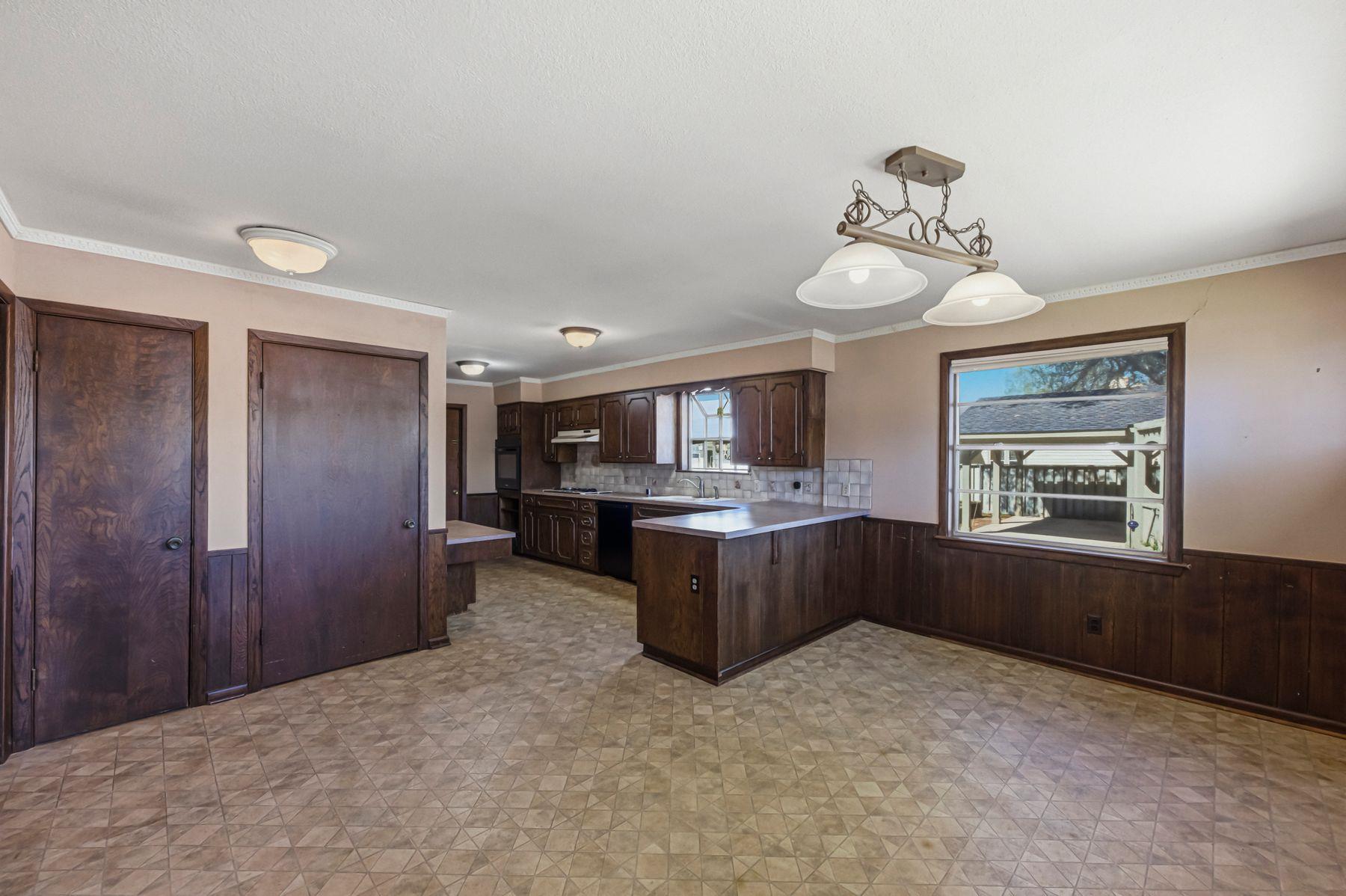 100 W 11th St, Elgin, TX 78621