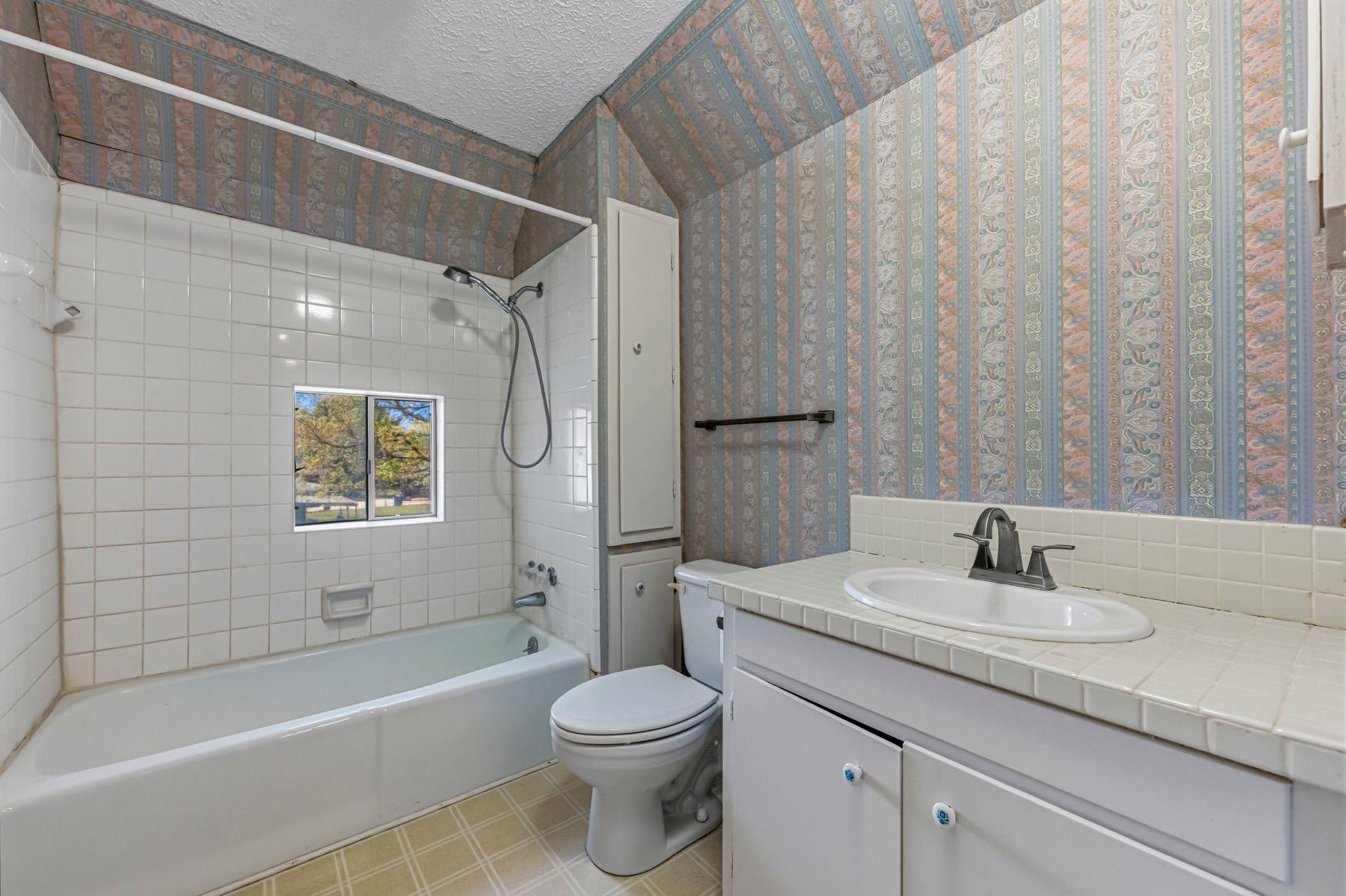 100 W 11th St, Elgin, TX 78621