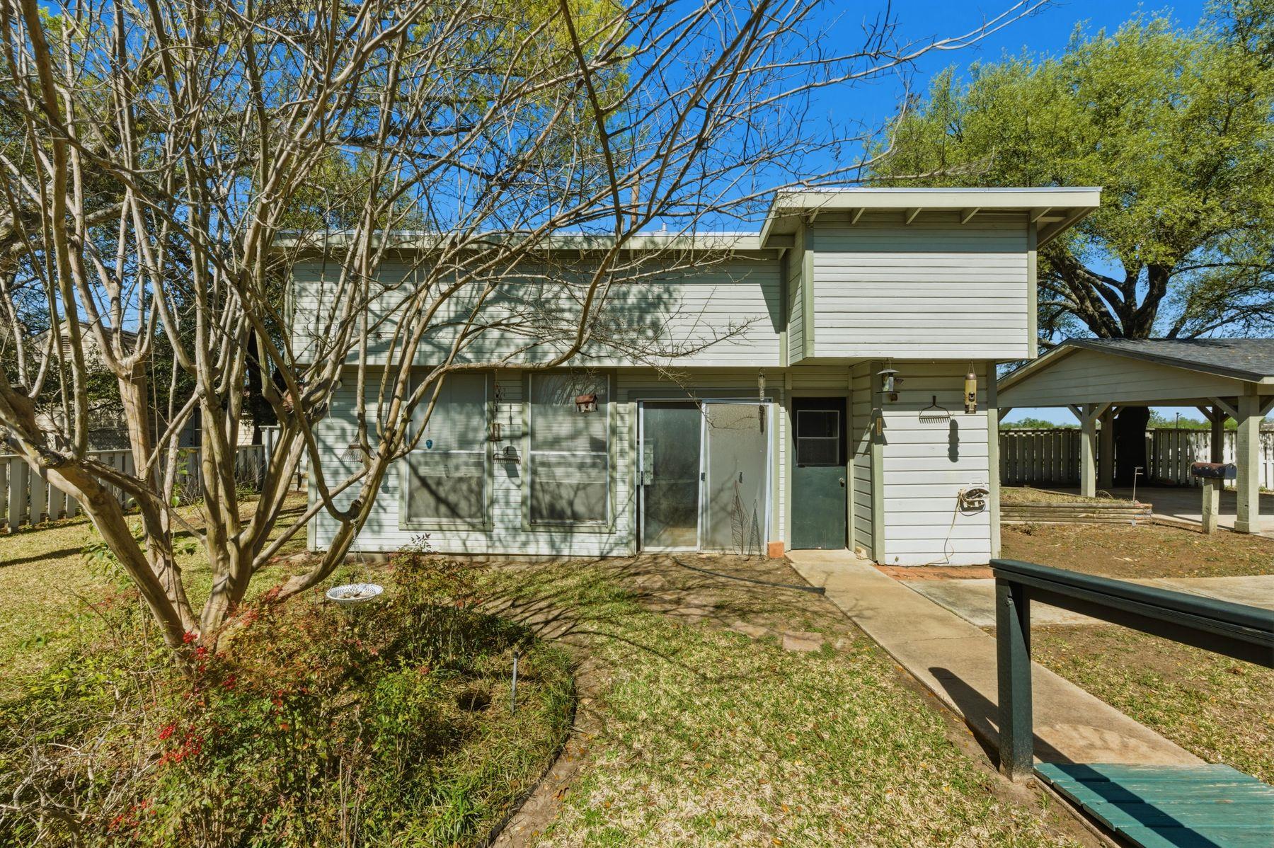 100 W 11th St, Elgin, TX 78621