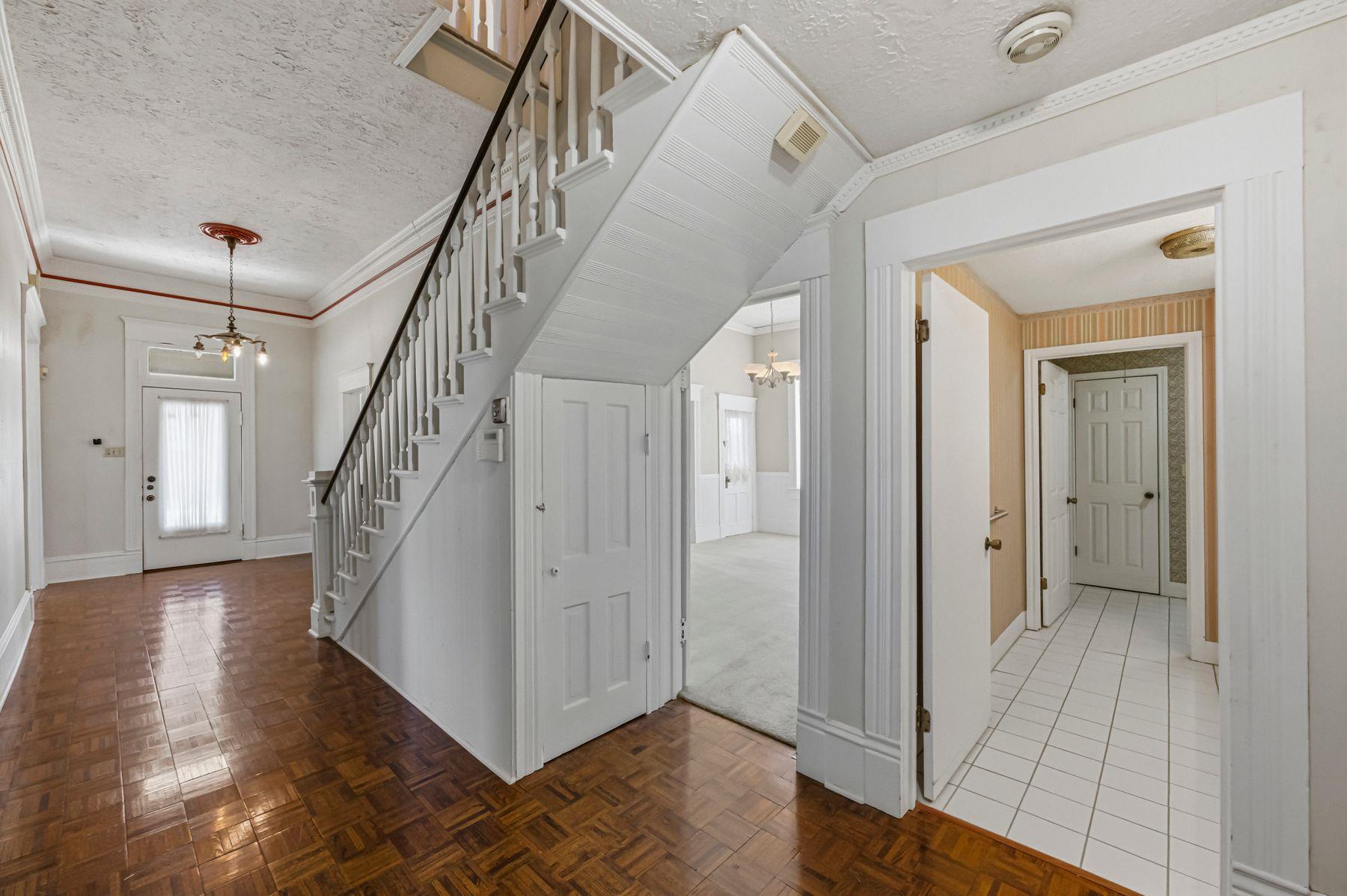 100 W 11th St, Elgin, TX 78621