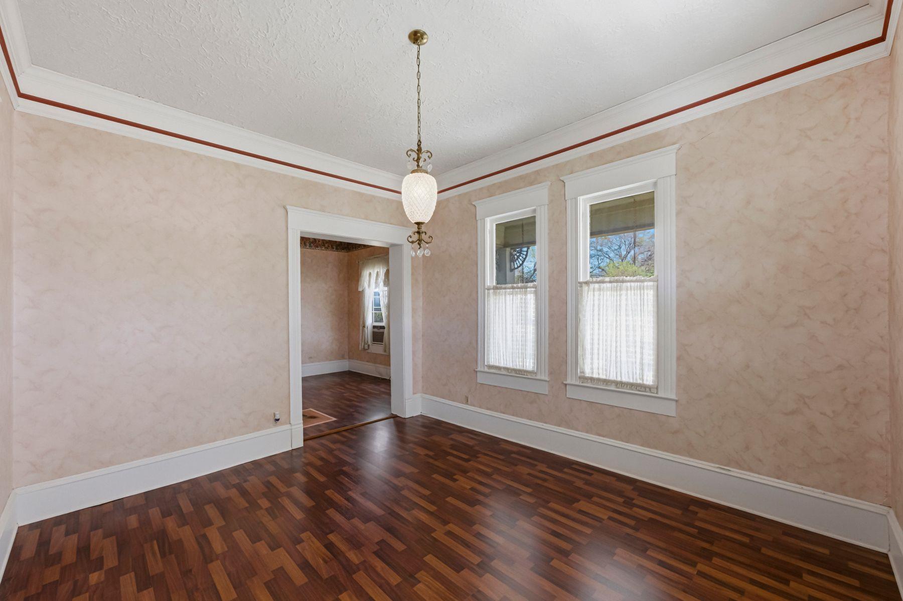 100 W 11th St, Elgin, TX 78621