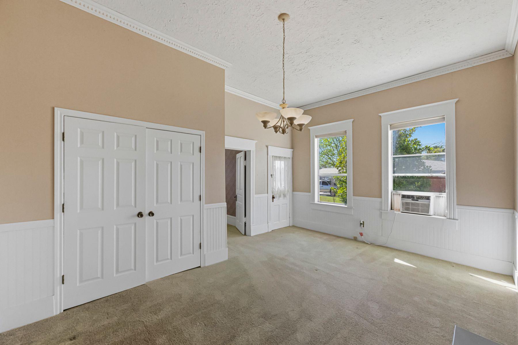 100 W 11th St, Elgin, TX 78621