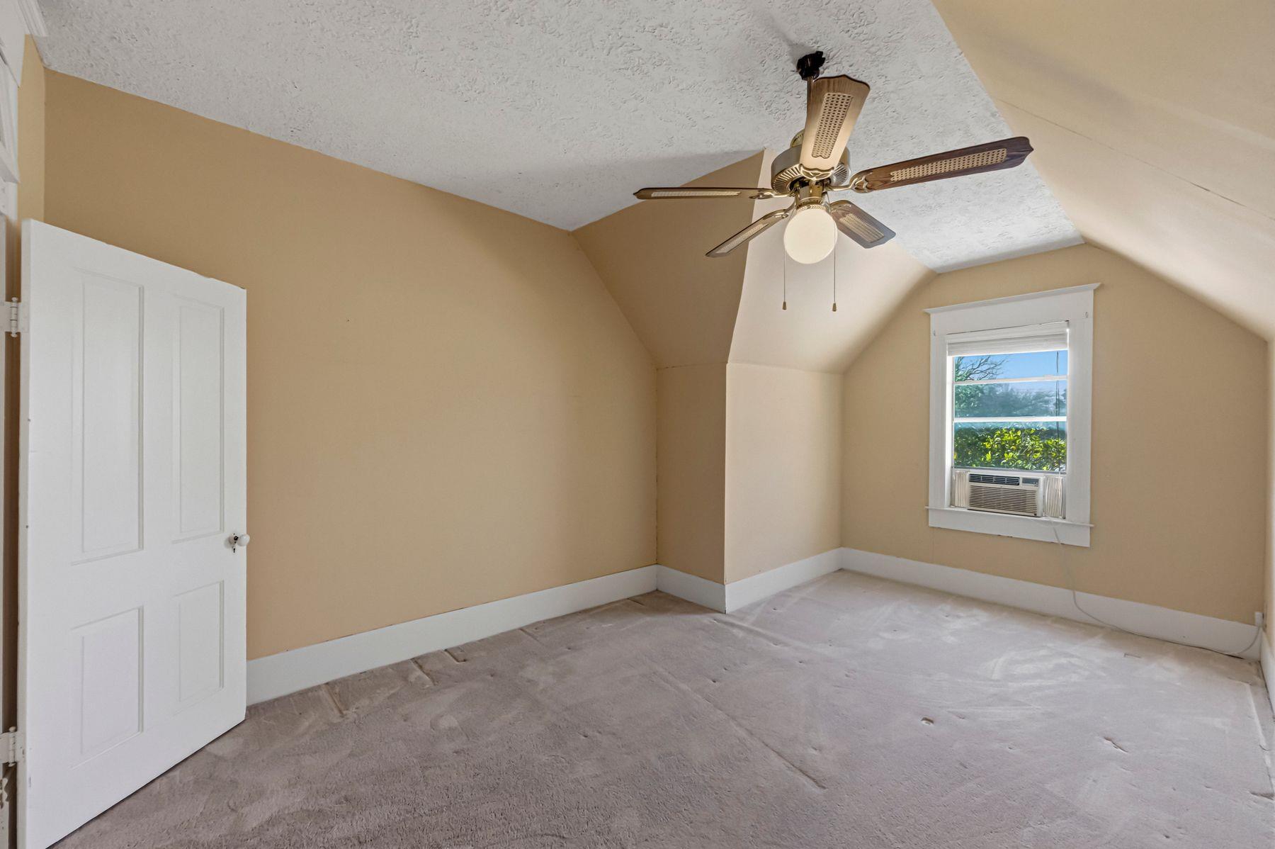 100 W 11th St, Elgin, TX 78621