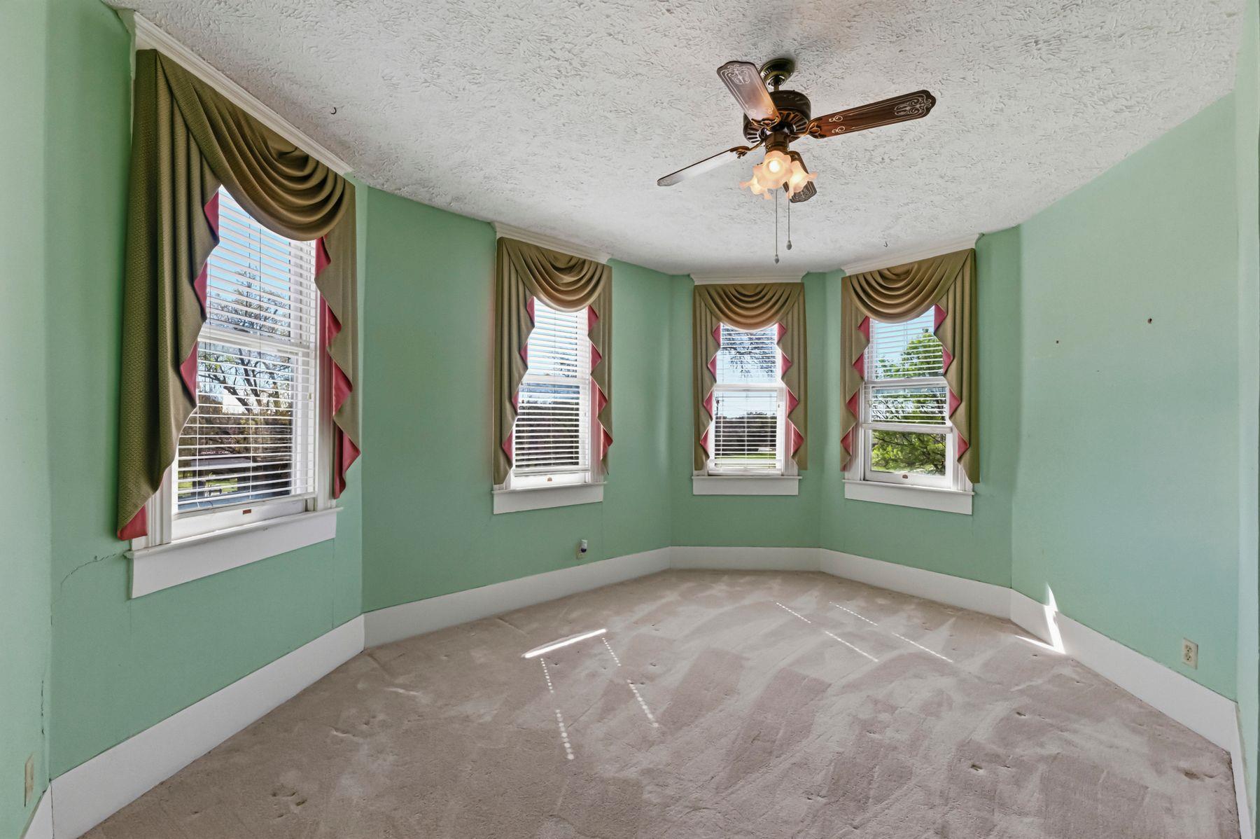 100 W 11th St, Elgin, TX 78621