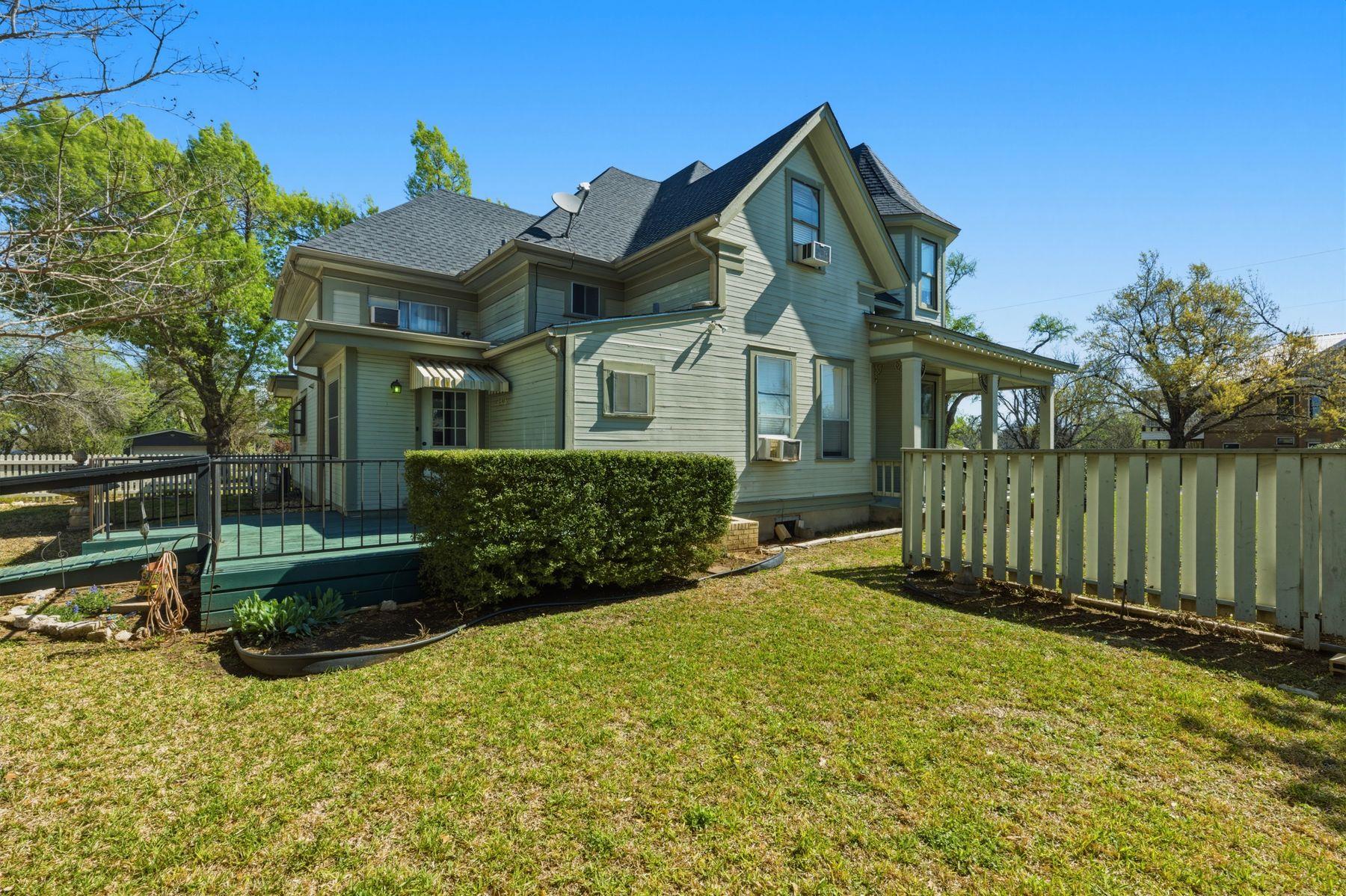 100 W 11th St, Elgin, TX 78621