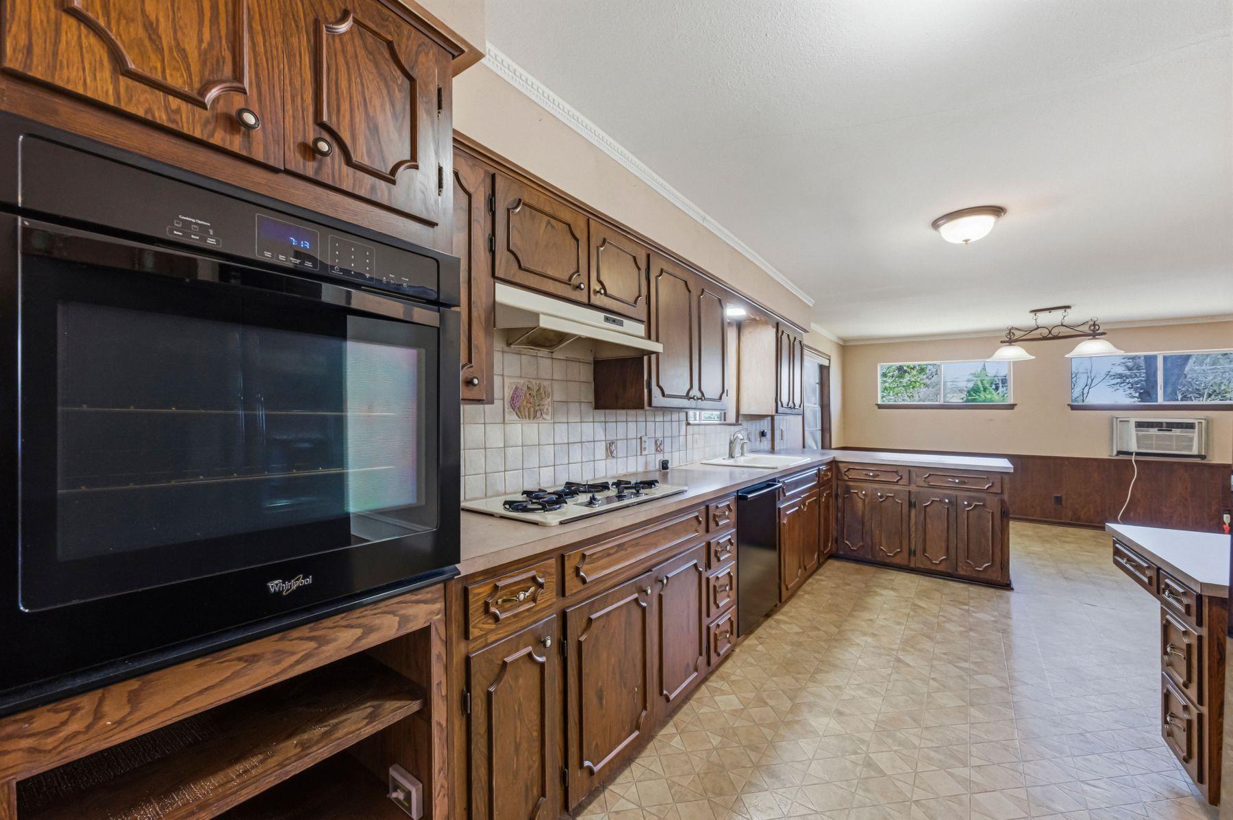 100 W 11th St, Elgin, TX 78621