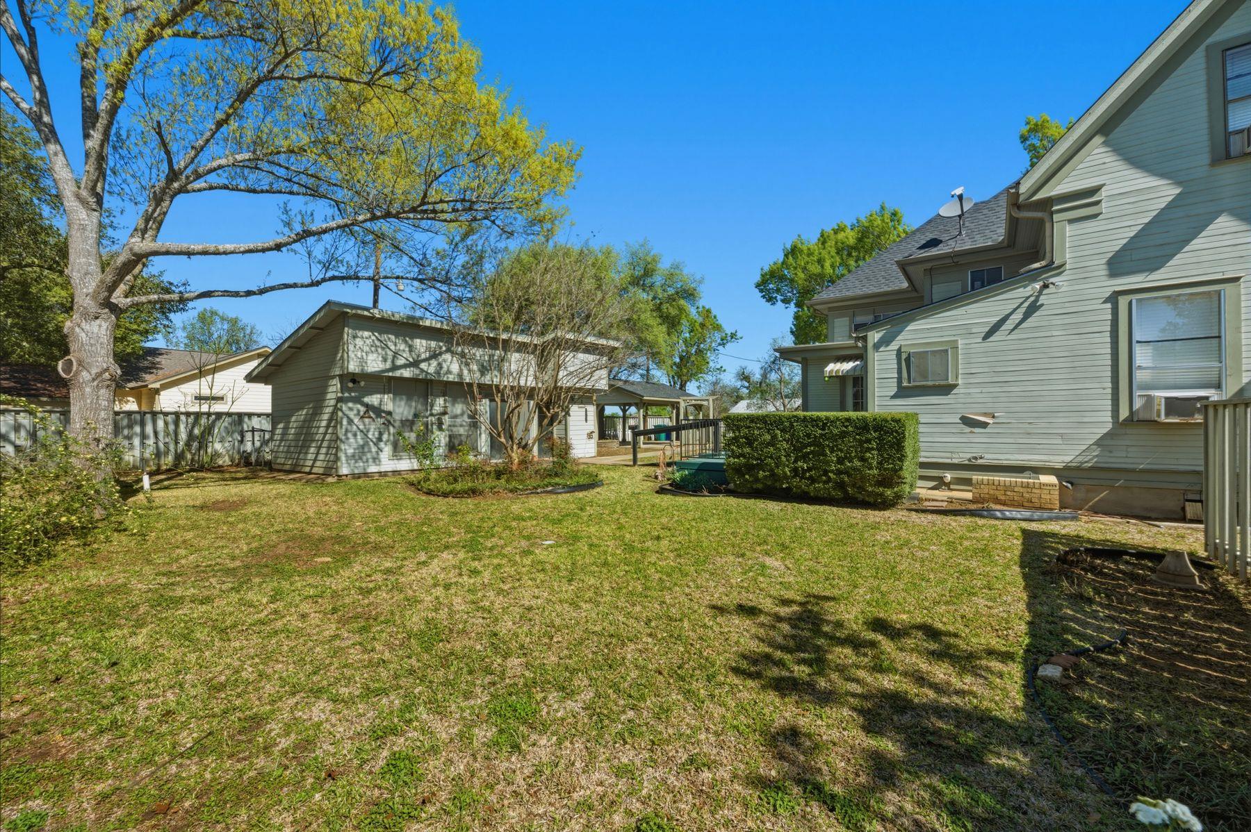 100 W 11th St, Elgin, TX 78621