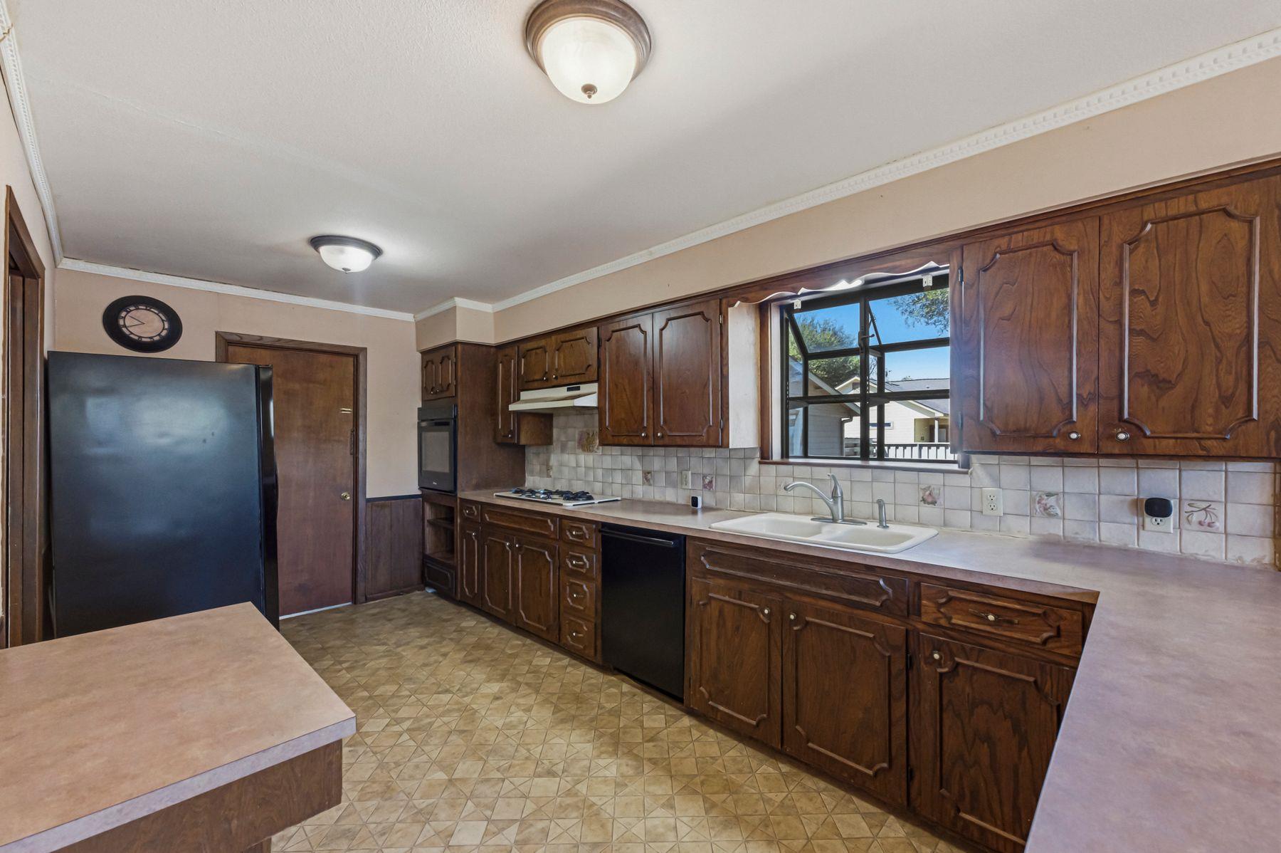 100 W 11th St, Elgin, TX 78621