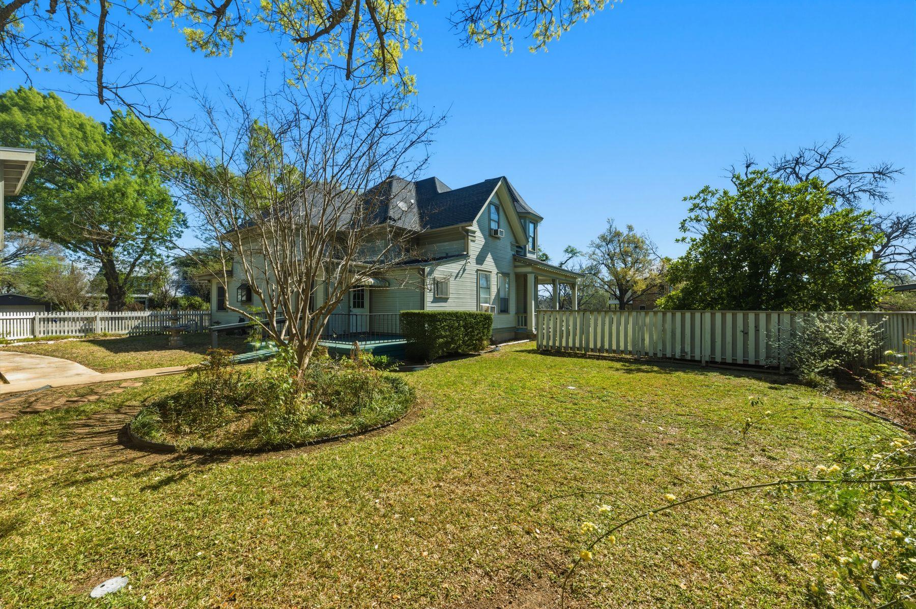 100 W 11th St, Elgin, TX 78621