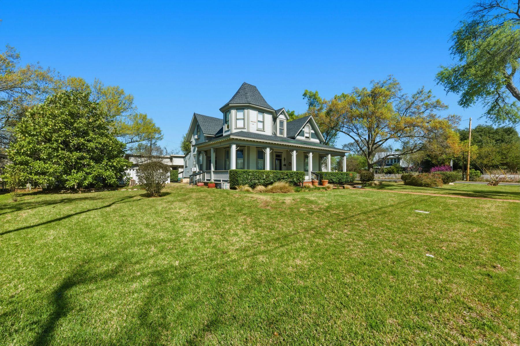 100 W 11th St, Elgin, TX 78621