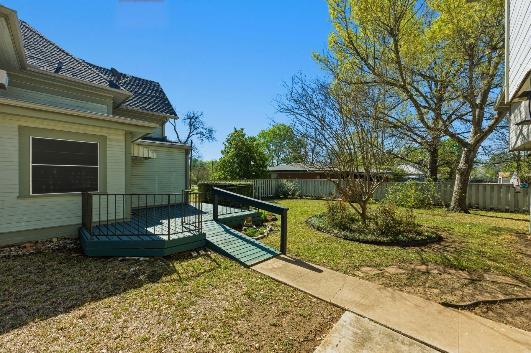 100 W 11th St, Elgin, TX 78621