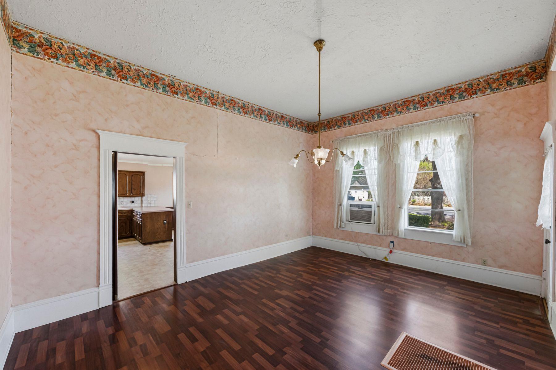 100 W 11th St, Elgin, TX 78621