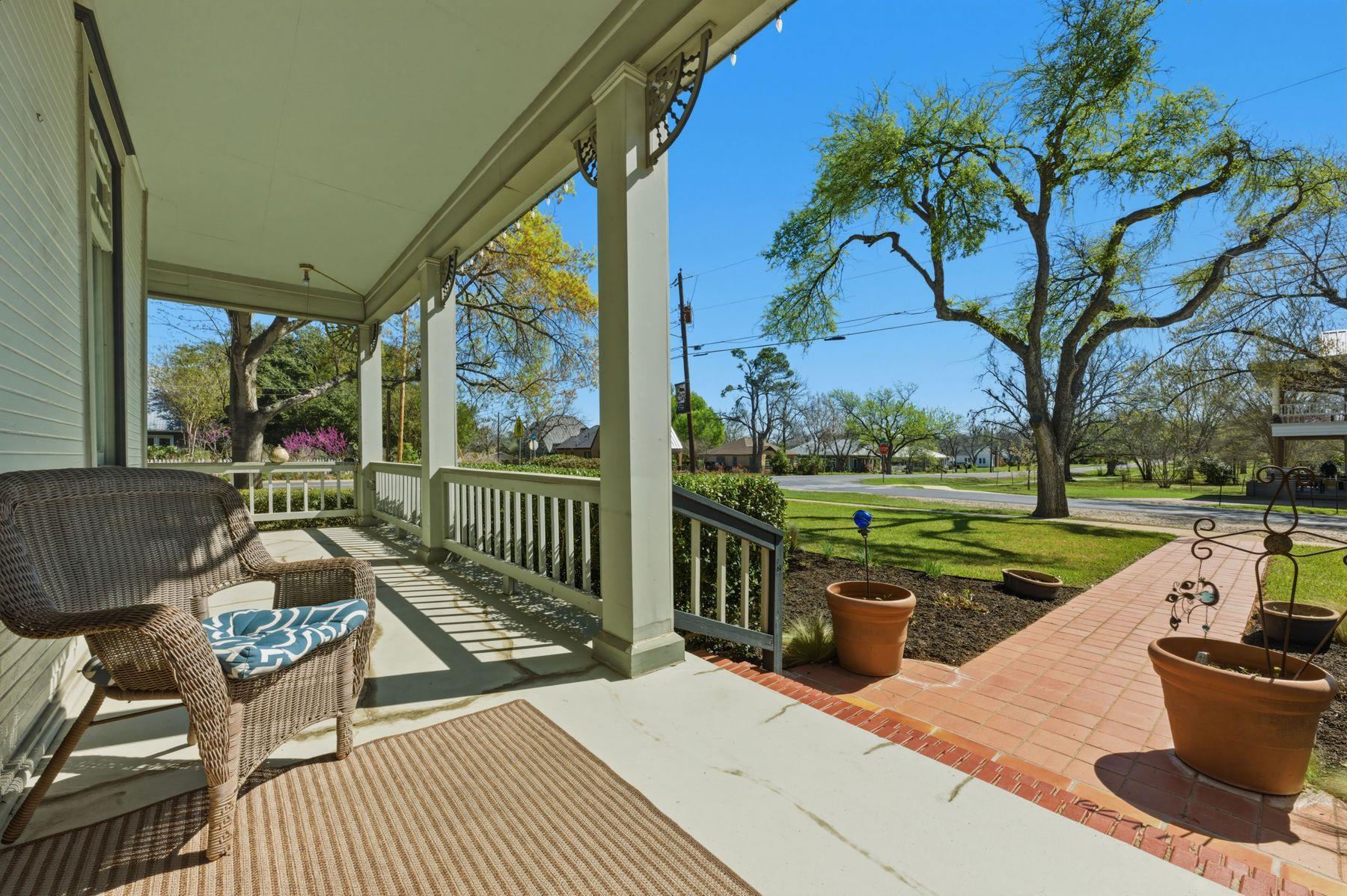 100 W 11th St, Elgin, TX 78621