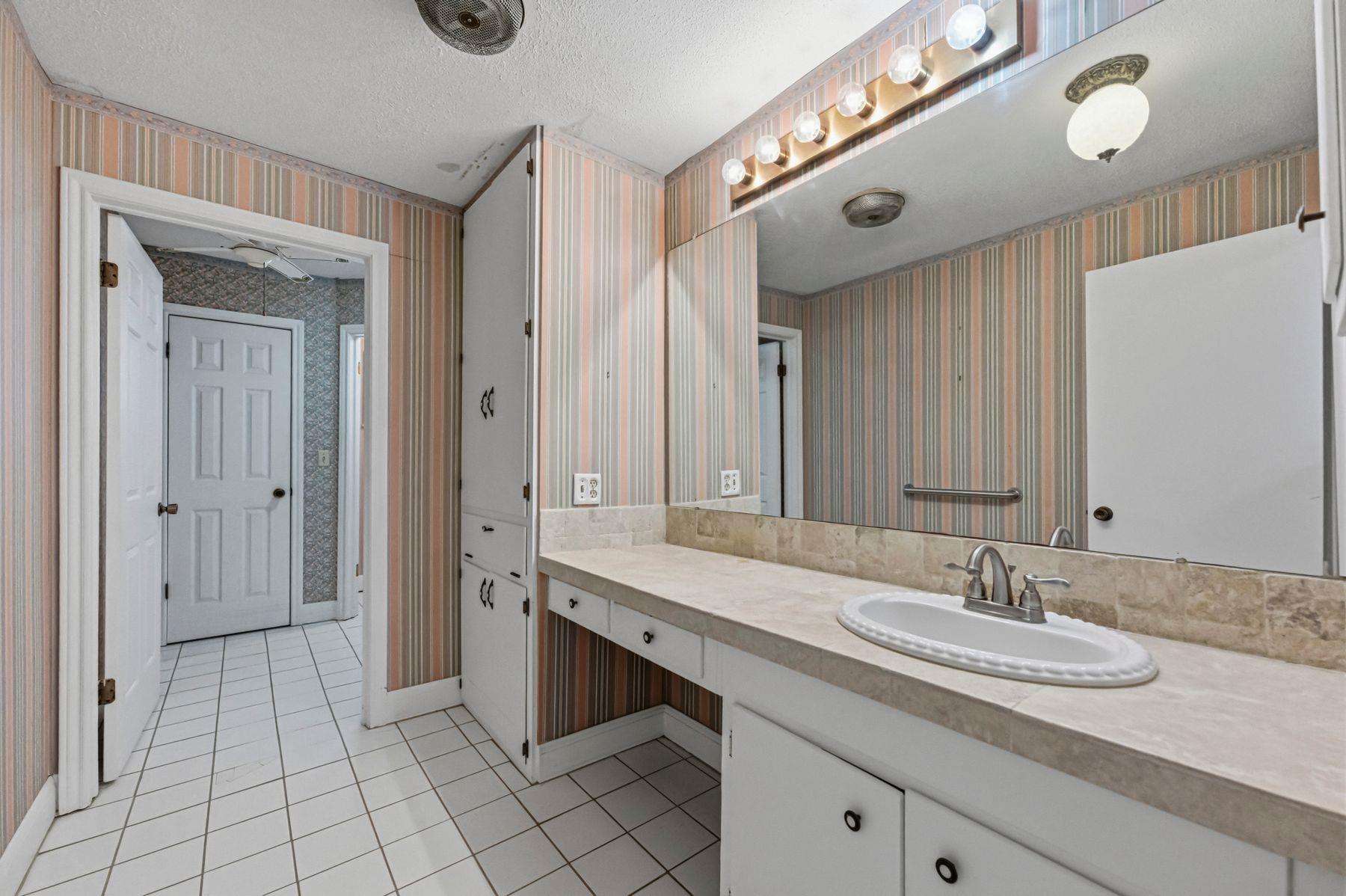 100 W 11th St, Elgin, TX 78621