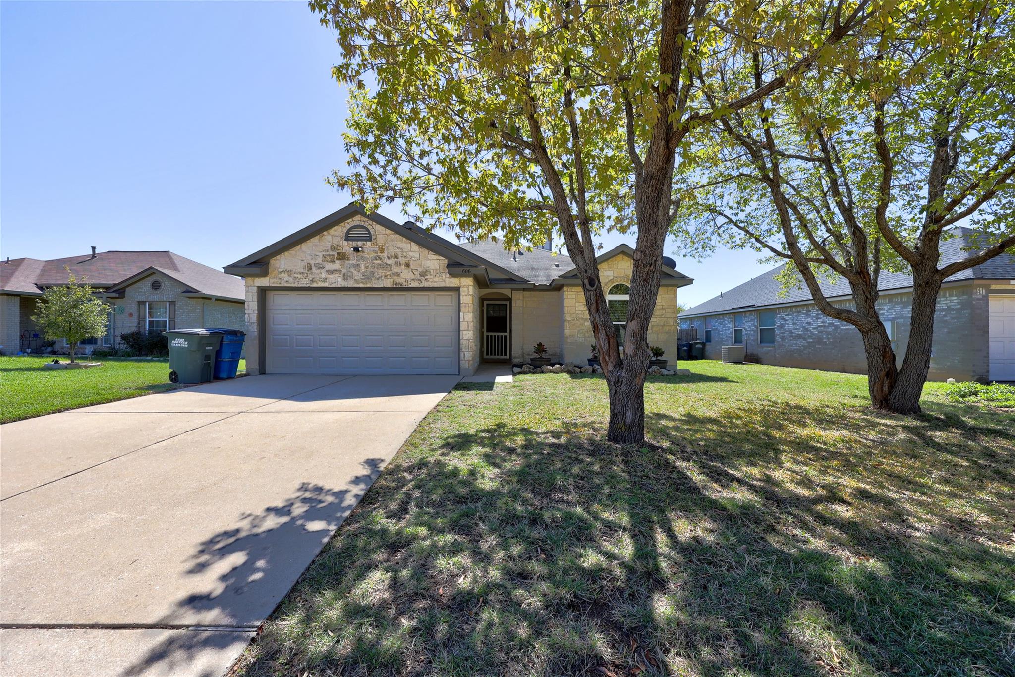 606 Los Robles Rd, Leander, TX 78641