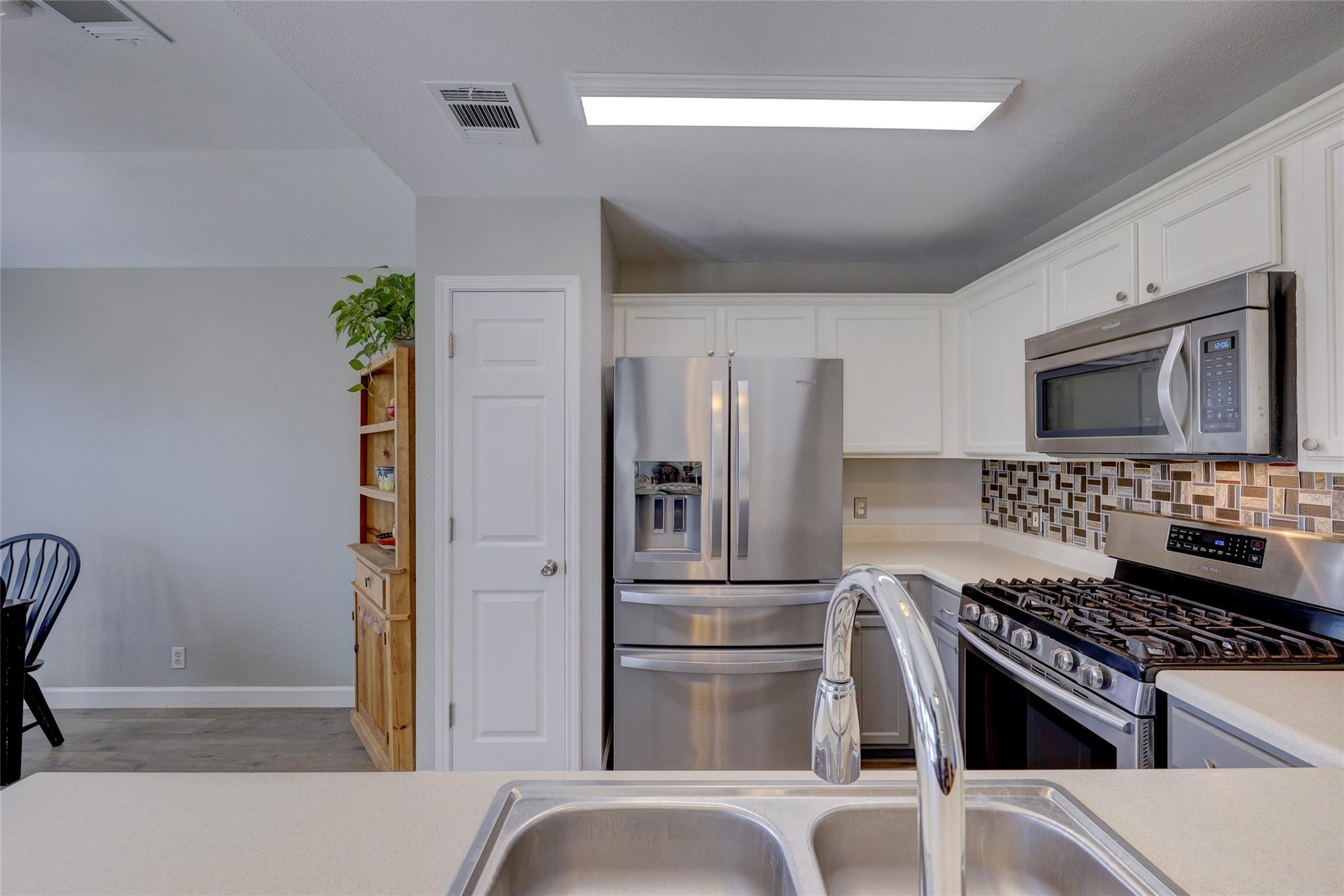 606 Los Robles Rd, Leander, TX 78641