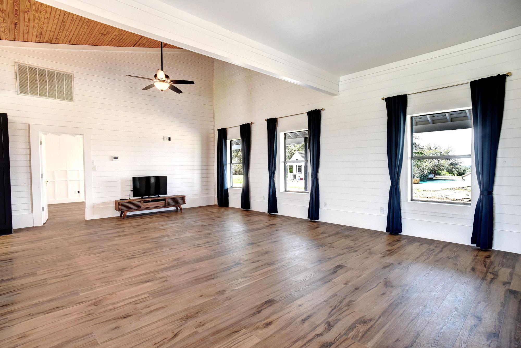 4165 Pin Oak Rd, Muldoon, TX 78949