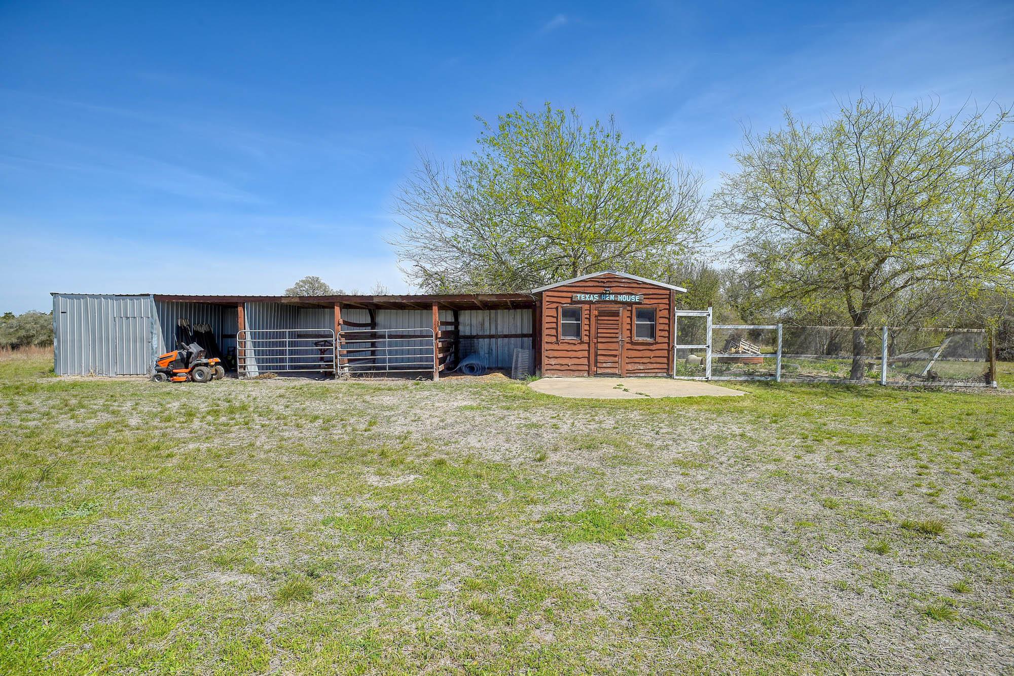 4165 Pin Oak Rd, Muldoon, TX 78949
