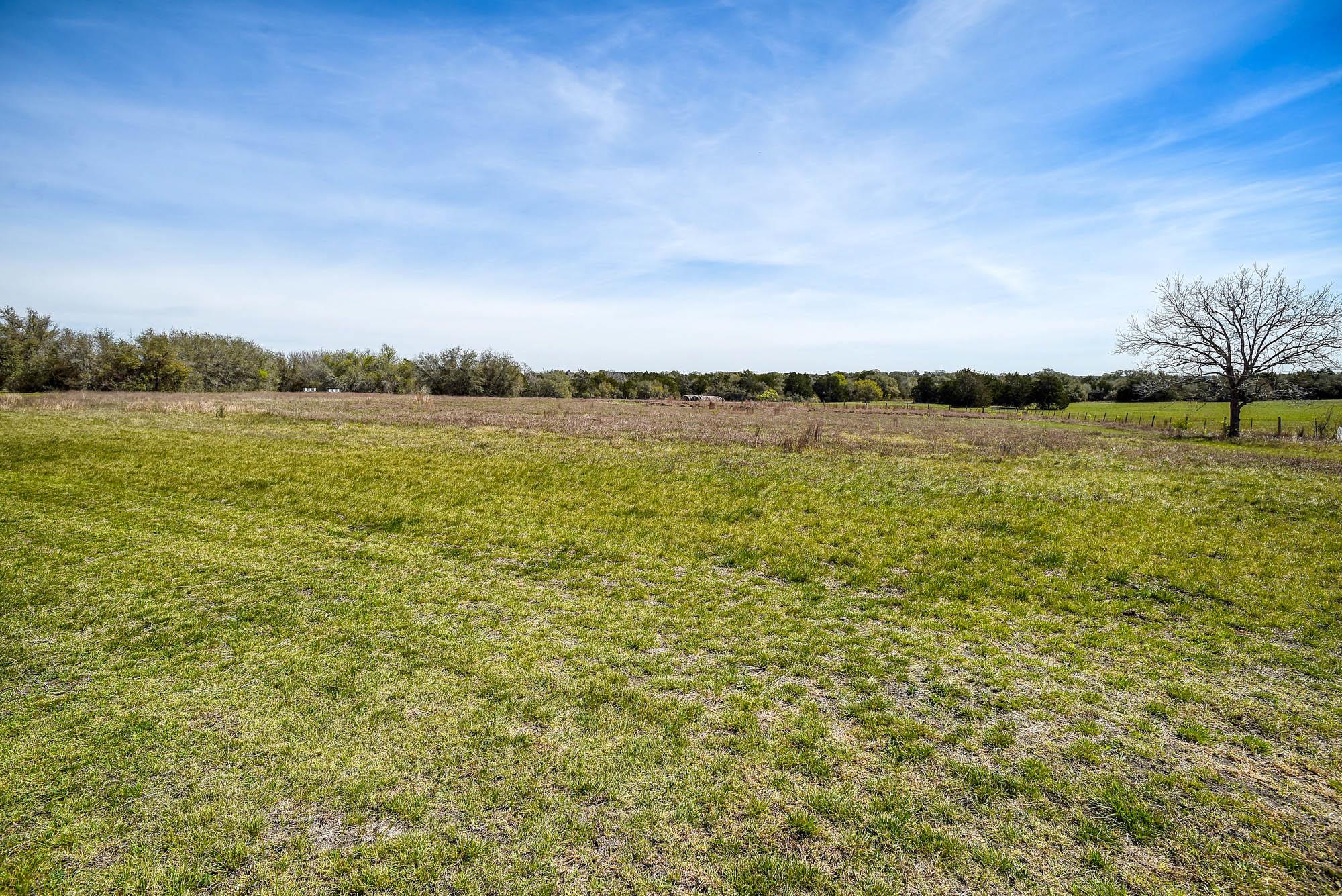 4165 Pin Oak Rd, Muldoon, TX 78949