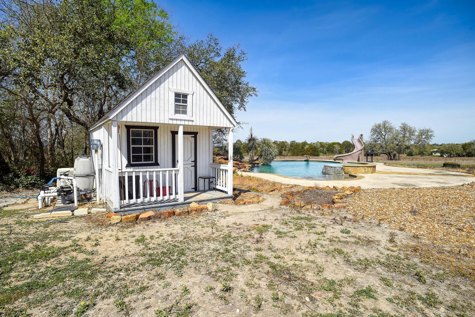 4165 Pin Oak Rd, Muldoon, TX 78949