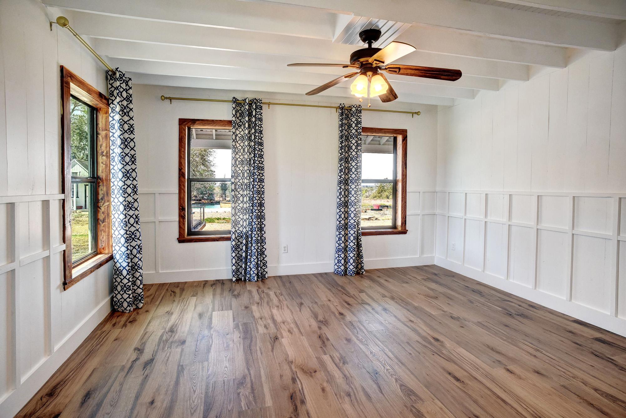 4165 Pin Oak Rd, Muldoon, TX 78949